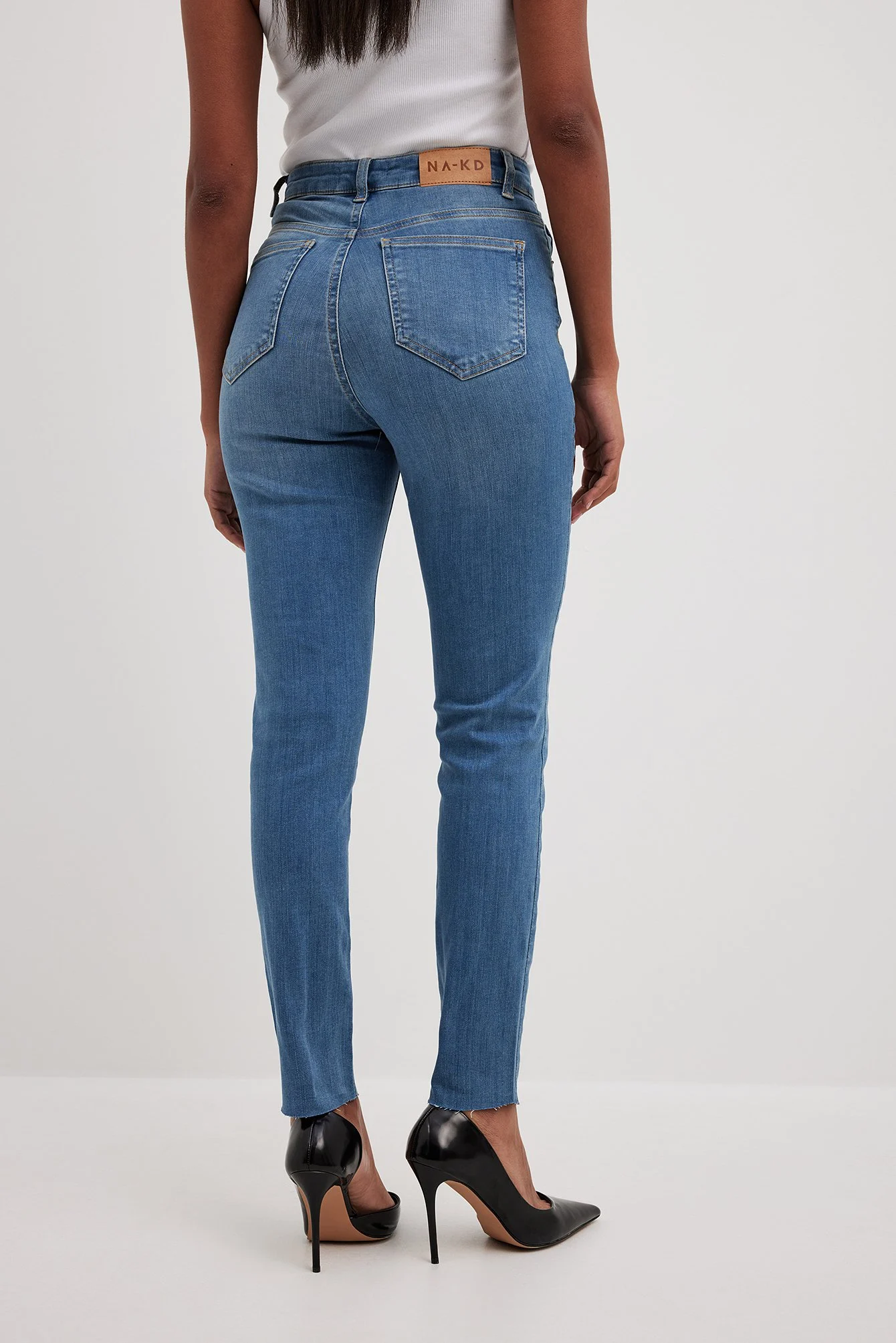 Skinny-Jeans mit hoher Taille und rohem Saum