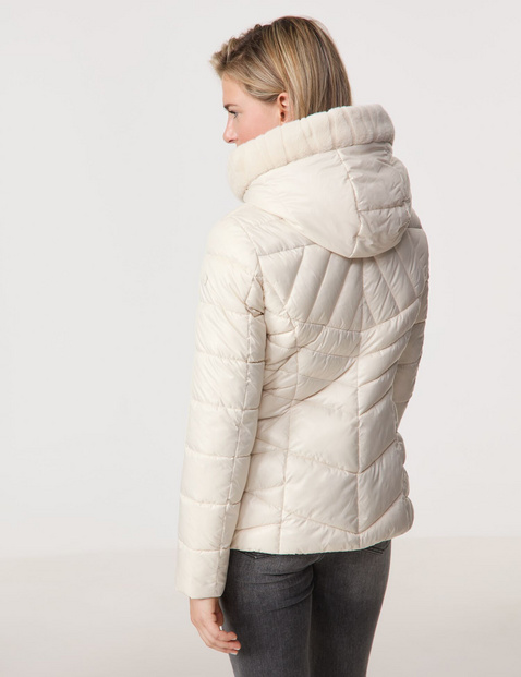 Glänzende Steppjacke mit Webpelz