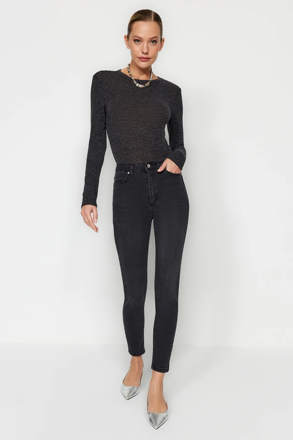 Trendyol Collection  Schwarze Skinny Jeans mit hoher Taille und Taschendetail TWOAW24JE00279