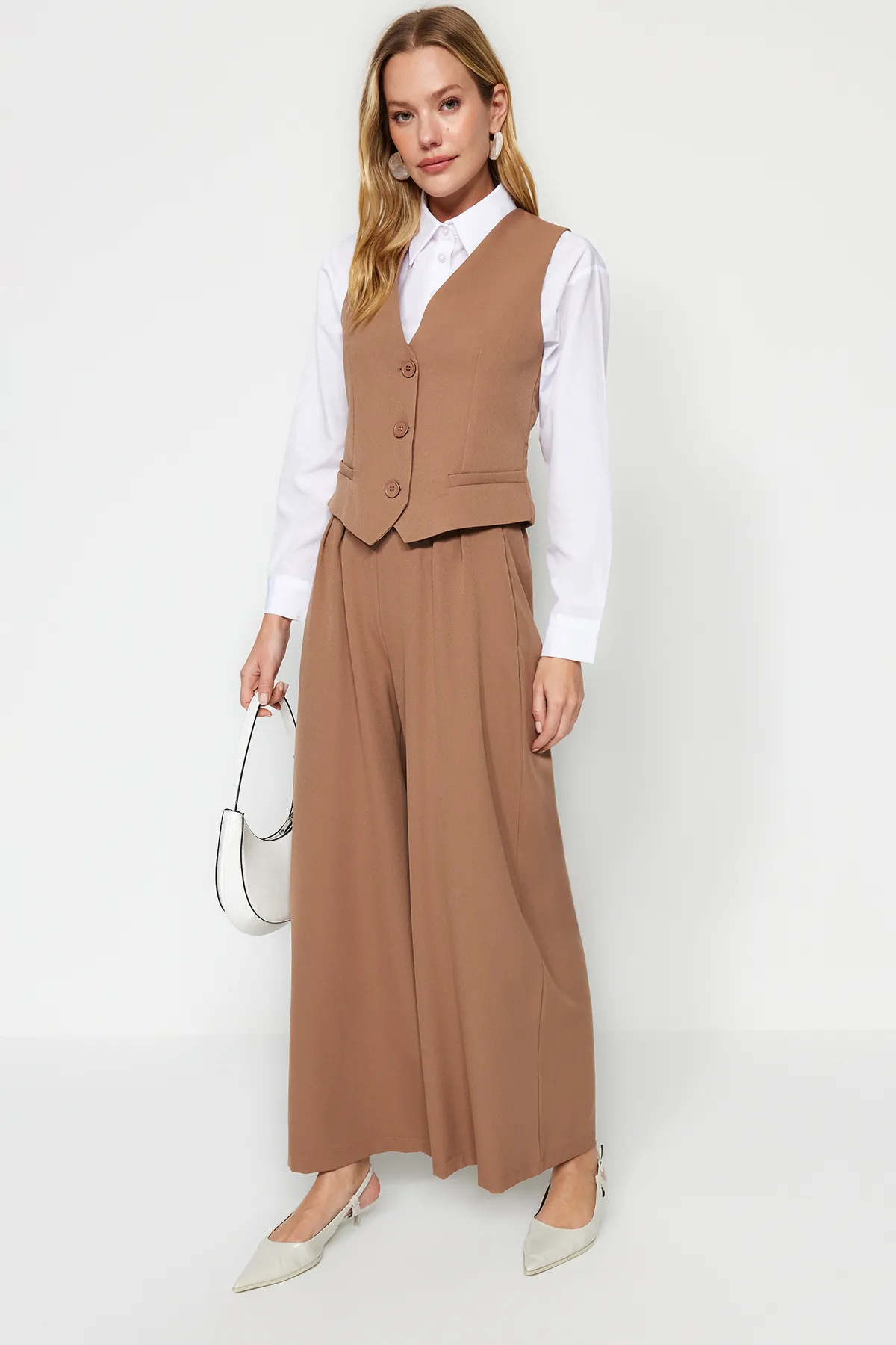 Trendyol Modest  Kamelfarbenes Set aus Weste und Hose aus gewebtem Oberteil und Unterteil TCTAW24US00066