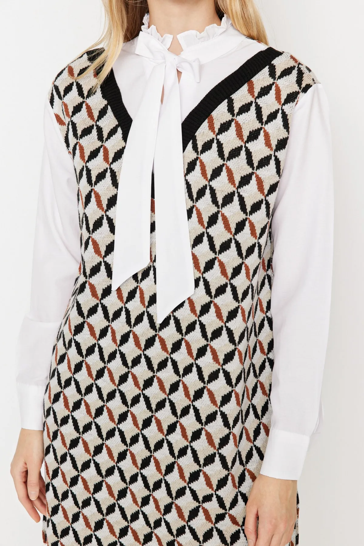 Trendyol Collection  Schwarzes selbstgemustertes Mini-Strickkleid TWOAW22SV0122