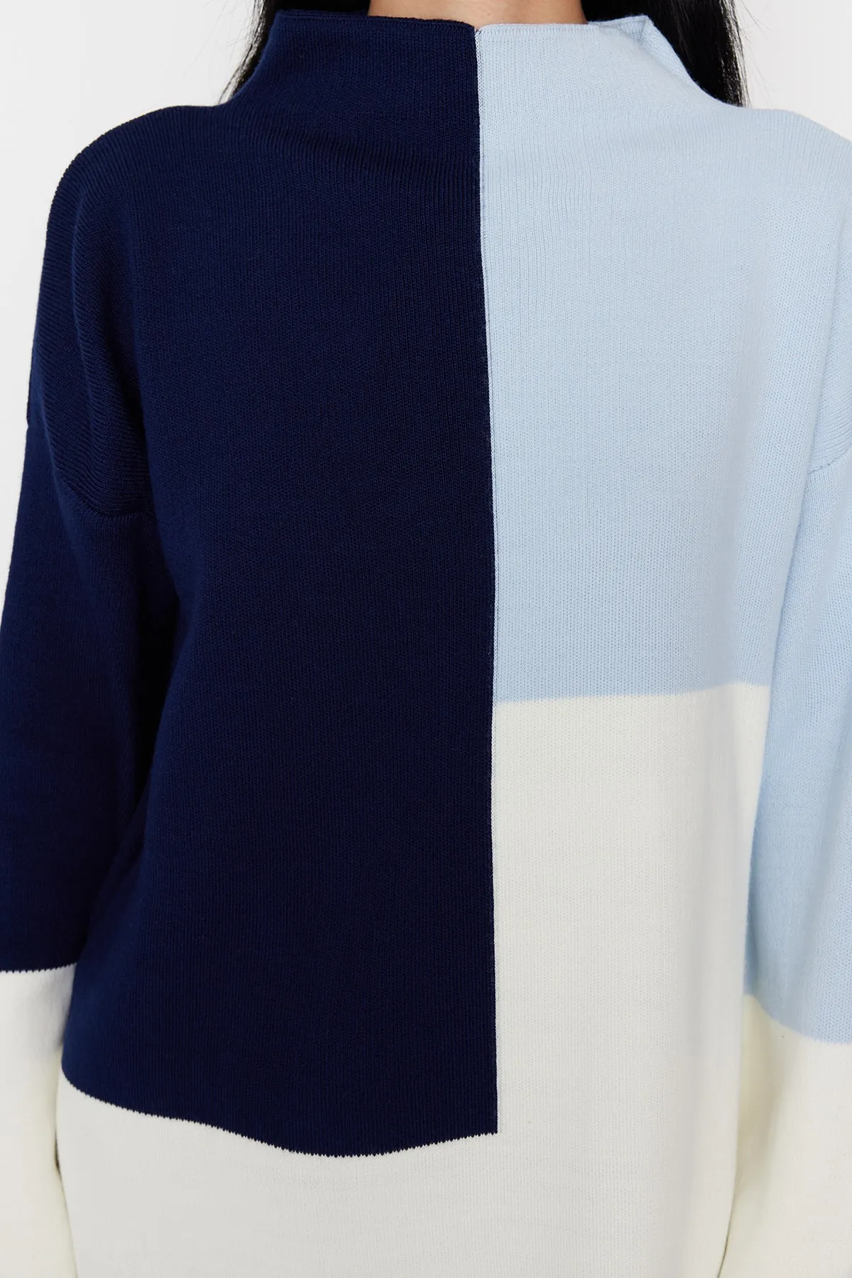 Trendyol Modest  Blauer, farbblockierter Strickpullover mit hohem Kragen TCTAW22AK0054
