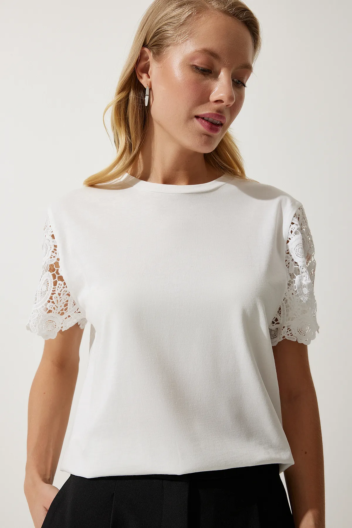 Happiness İstanbul  Damen-Strickbluse mit Guipure-Ärmeln in Ecru HF00450