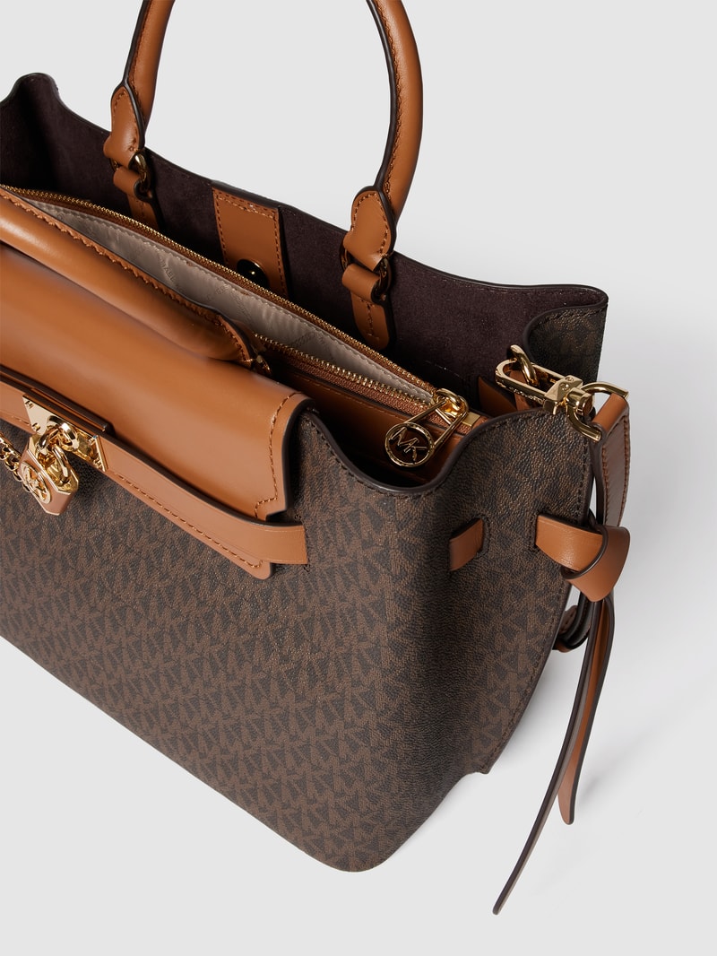 Handtasche mit Allover-Logo in mittelbraun