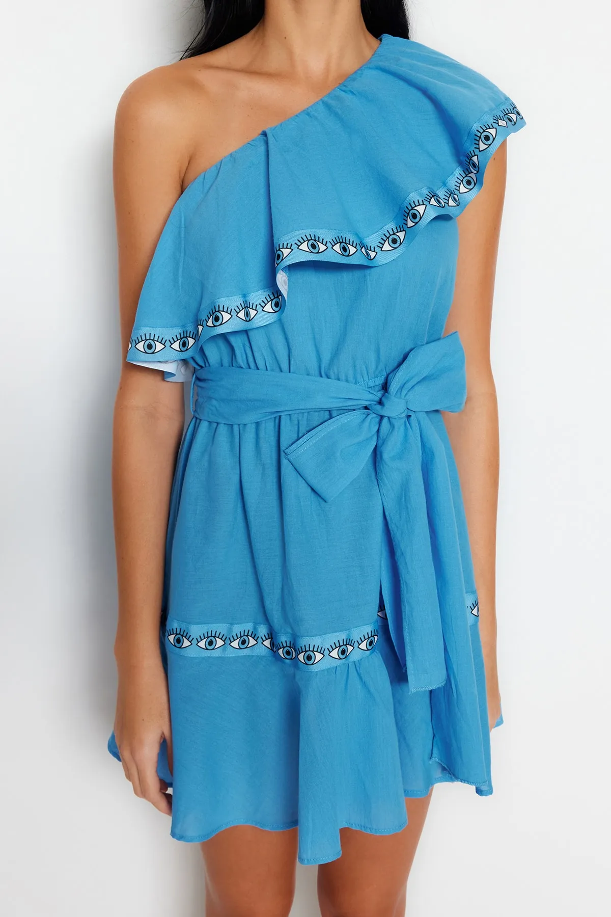 Trendyol Collection  Blaues, einschultriges Mini-Strandkleid aus 100 % Baumwolle mit gewebtem Band und Gürtel TBESS23EL00137
