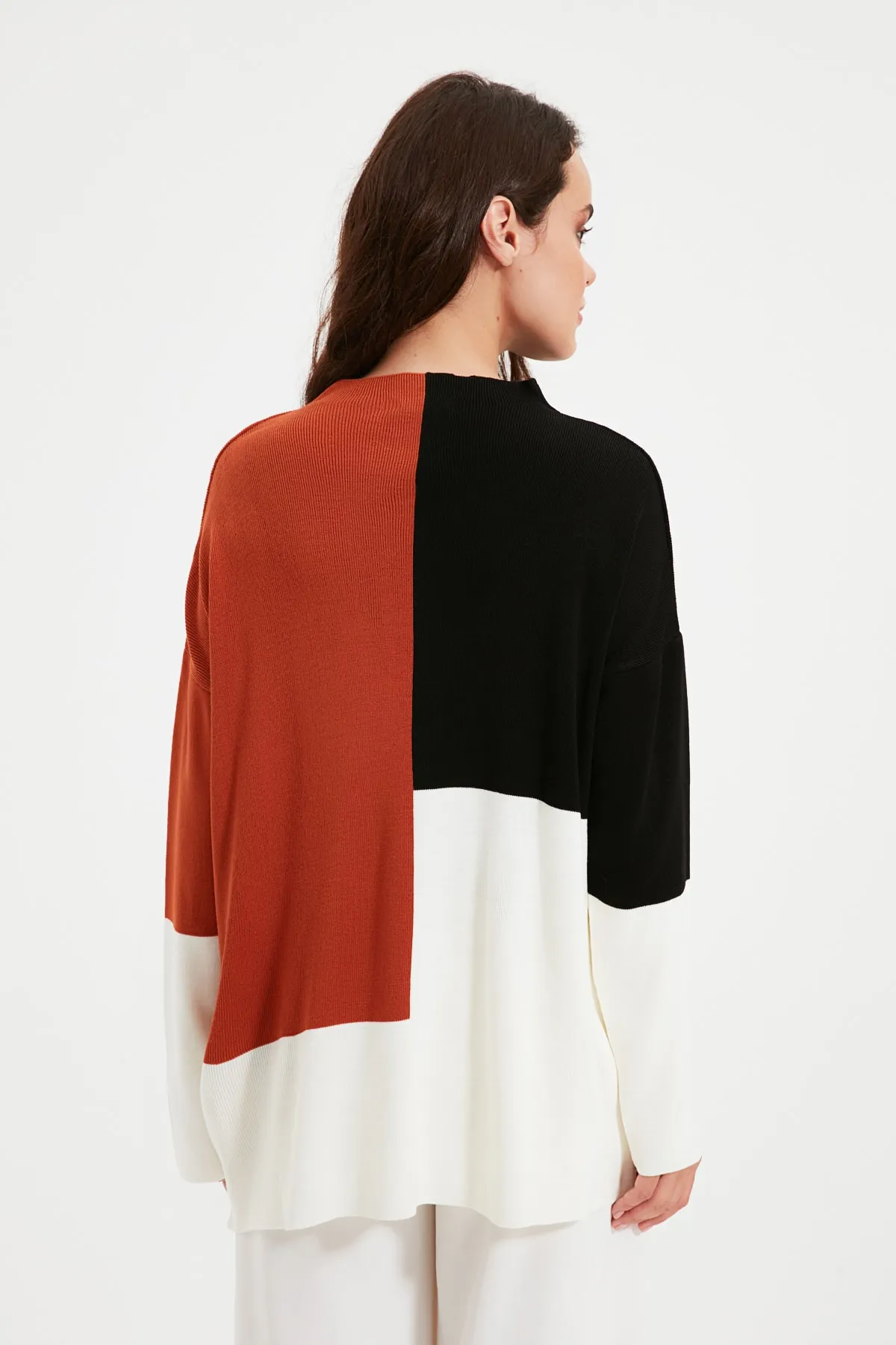 Trendyol Modest  Brauner Farbblock-Strickpullover mit Stehkragen TCTAW22AK0054