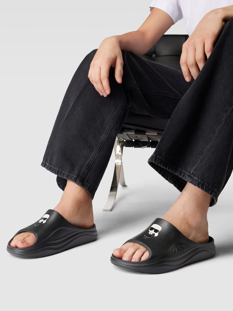 Slides mit Label-Print Modell 'SKOONA' in schwarz