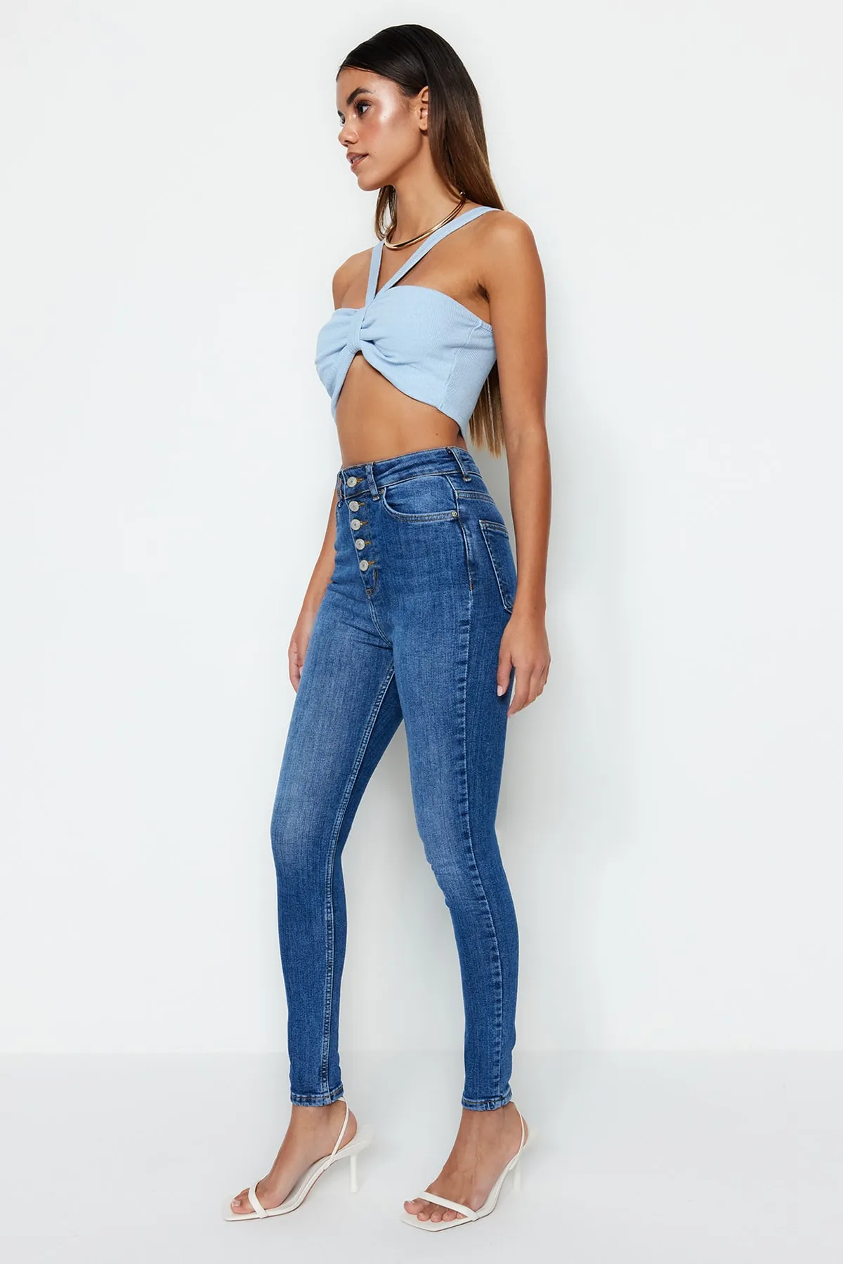 Trendyol Collection  Dunkelblaue Skinny Jeans mit Knopfleiste vorne und hoher Taille TWOSS23JE00077