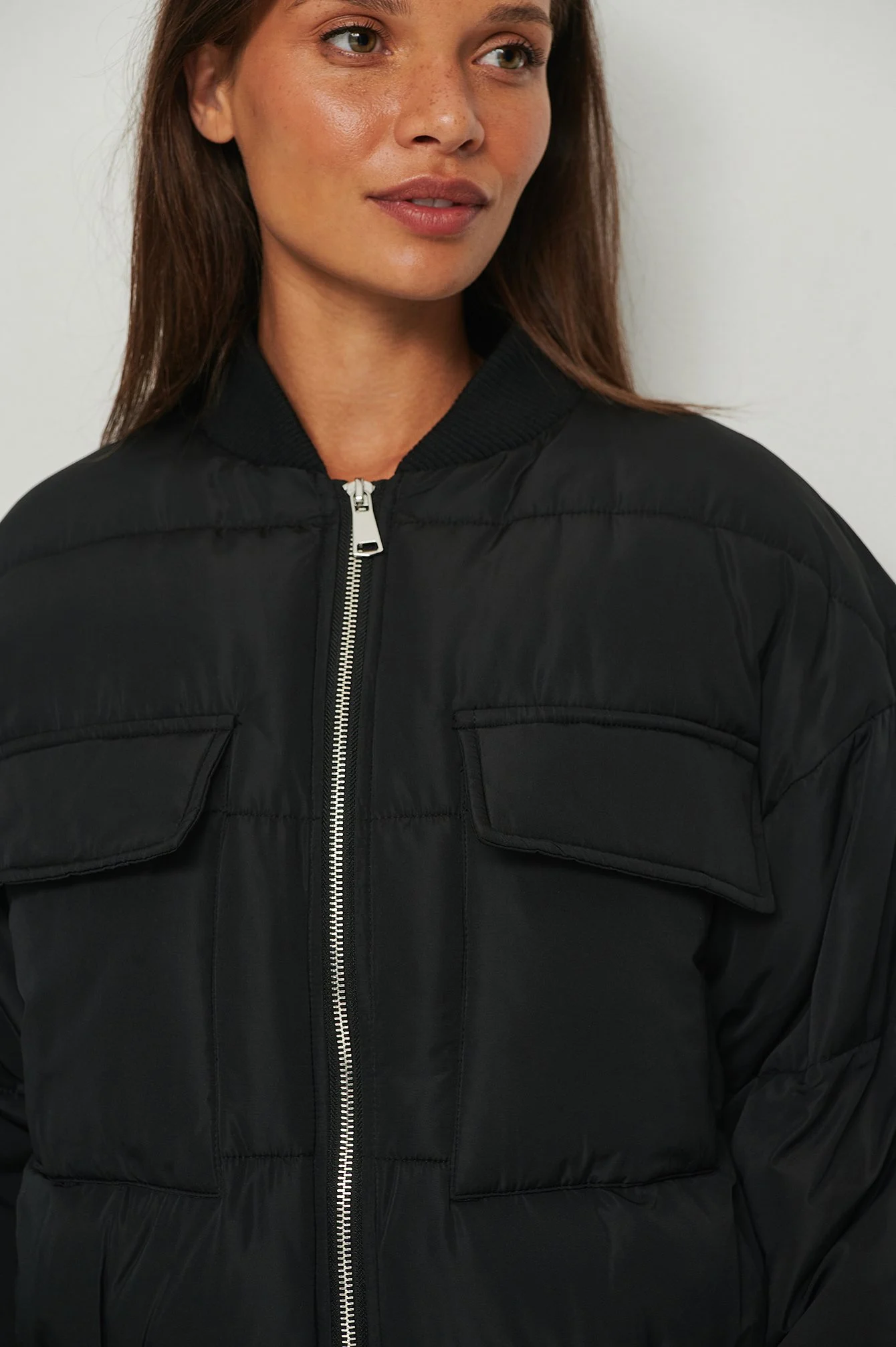 Kurze Bomberjacke mit Puffärmeln