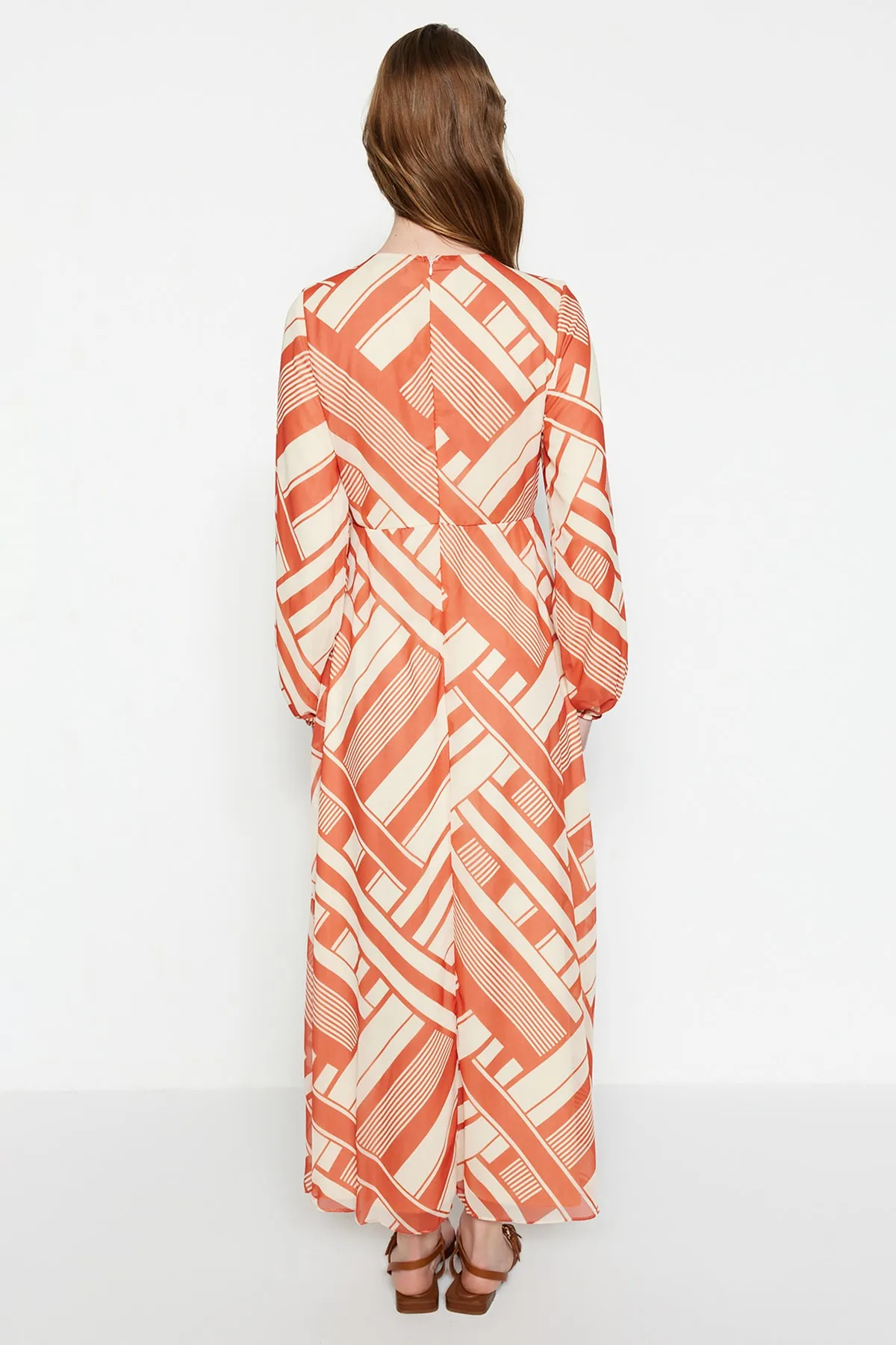 Trendyol Modest  Oranges, geometrisch gemustertes, gefüttertes gewebtes Chiffonkleid TCTSS23EB00063