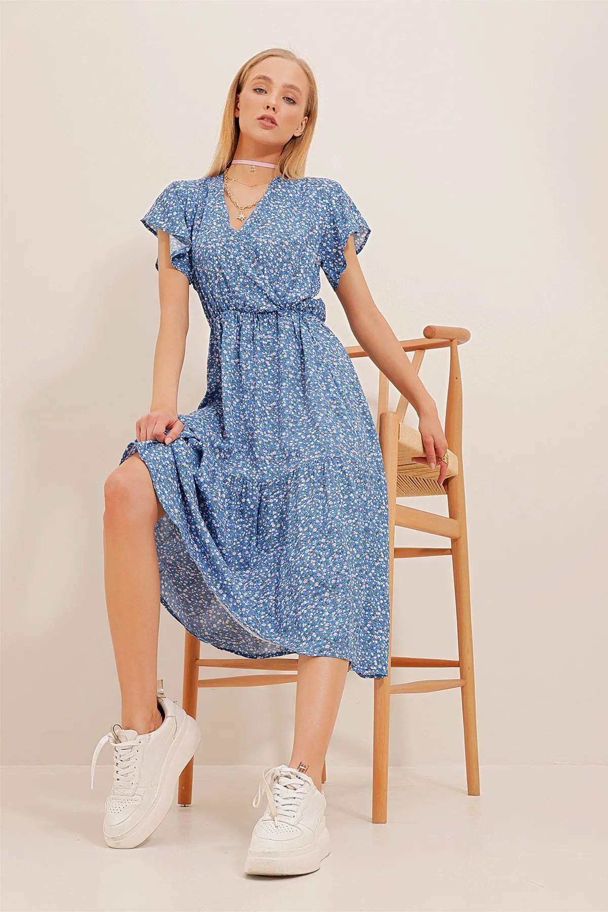 Trend Alaçatı Stili  Himmelblaues, zweireihiges, gewebtes Kleid aus Viskose mit Volantrock und Kragen für Damen ALC-X4373