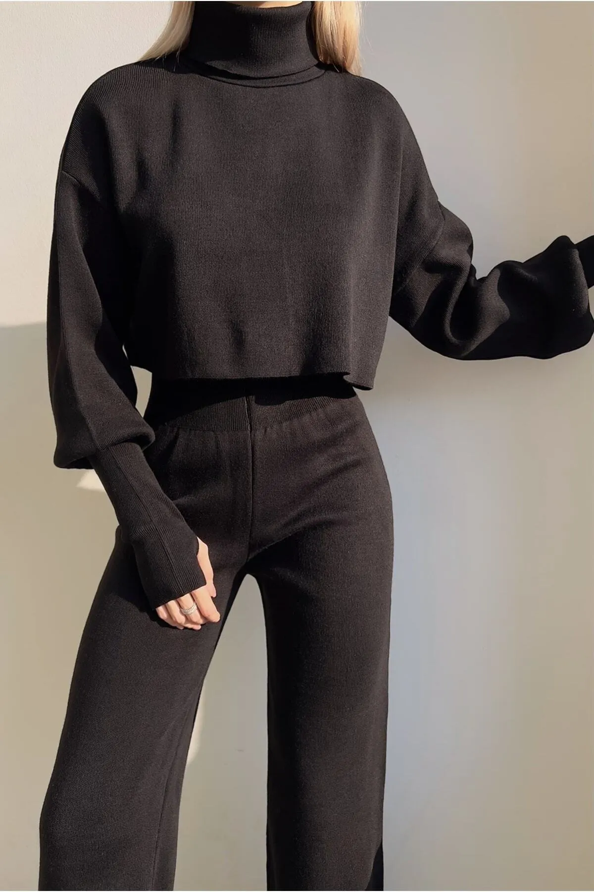 vuvutasarım  Set aus dehnbarem schwarzem Strick-Sweatshirt mit Rollkragen und Handdruck und Strickhose mit hoher Taille