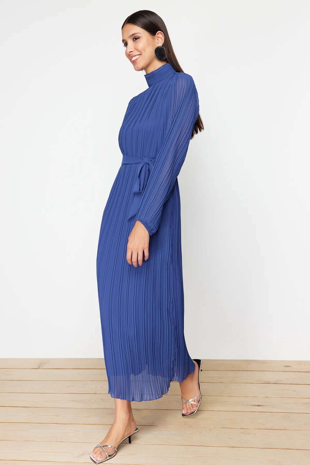 Trendyol Modest  Marineblaues plissiertes Chiffonkleid mit gewebtem Futter TCTSS24DB00040