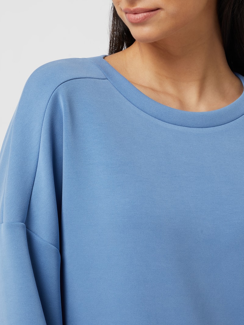 Sweatshirt mit überschnittenen Schultern in hellblau