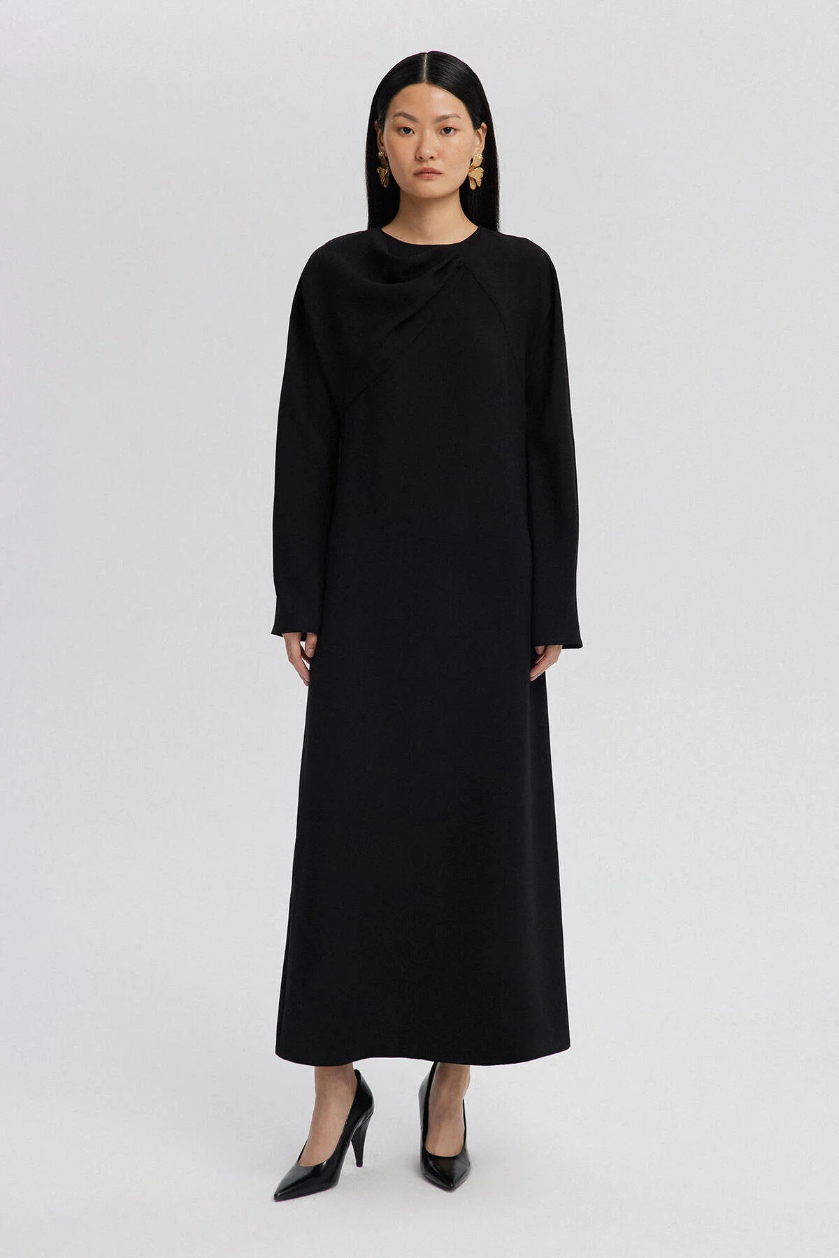 Touché Privé  KLEID AUS CRÉPE MIT ASYMMETRISCHEM KRAGEN UND DETAIL