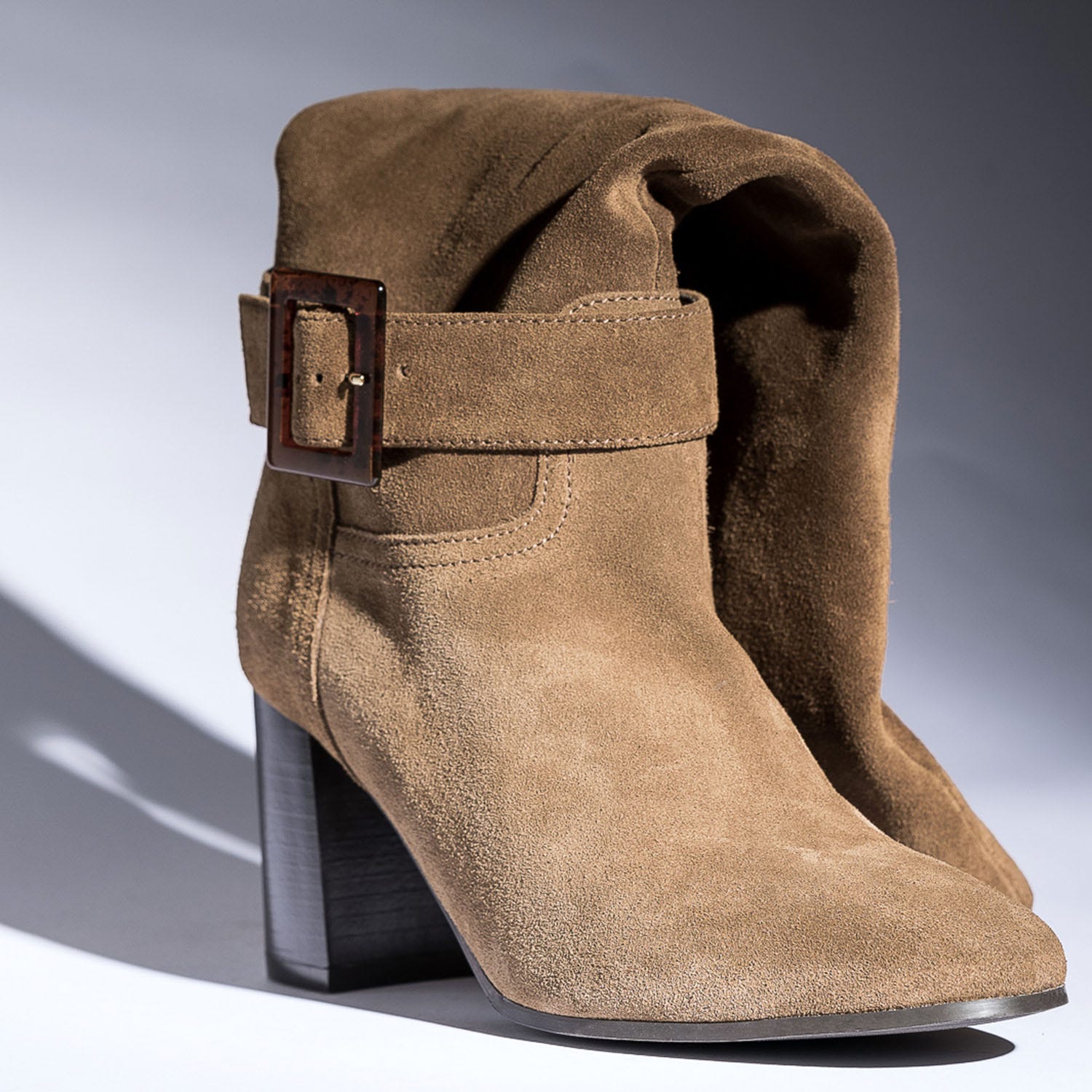 Botte marron en cuir velours à boucle effet écaille
