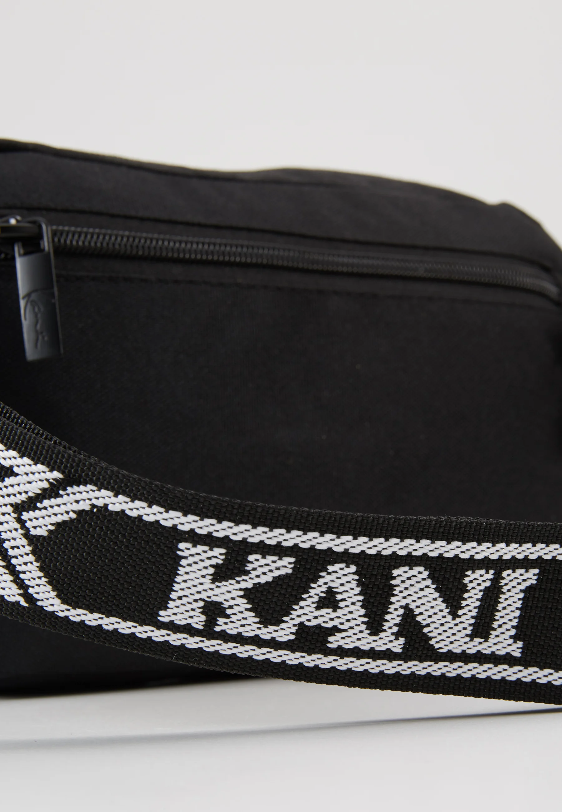 BOLSO DE RIÑONA CON CINTA DE FIRMA KK DE KARLA KANI - Riñonera