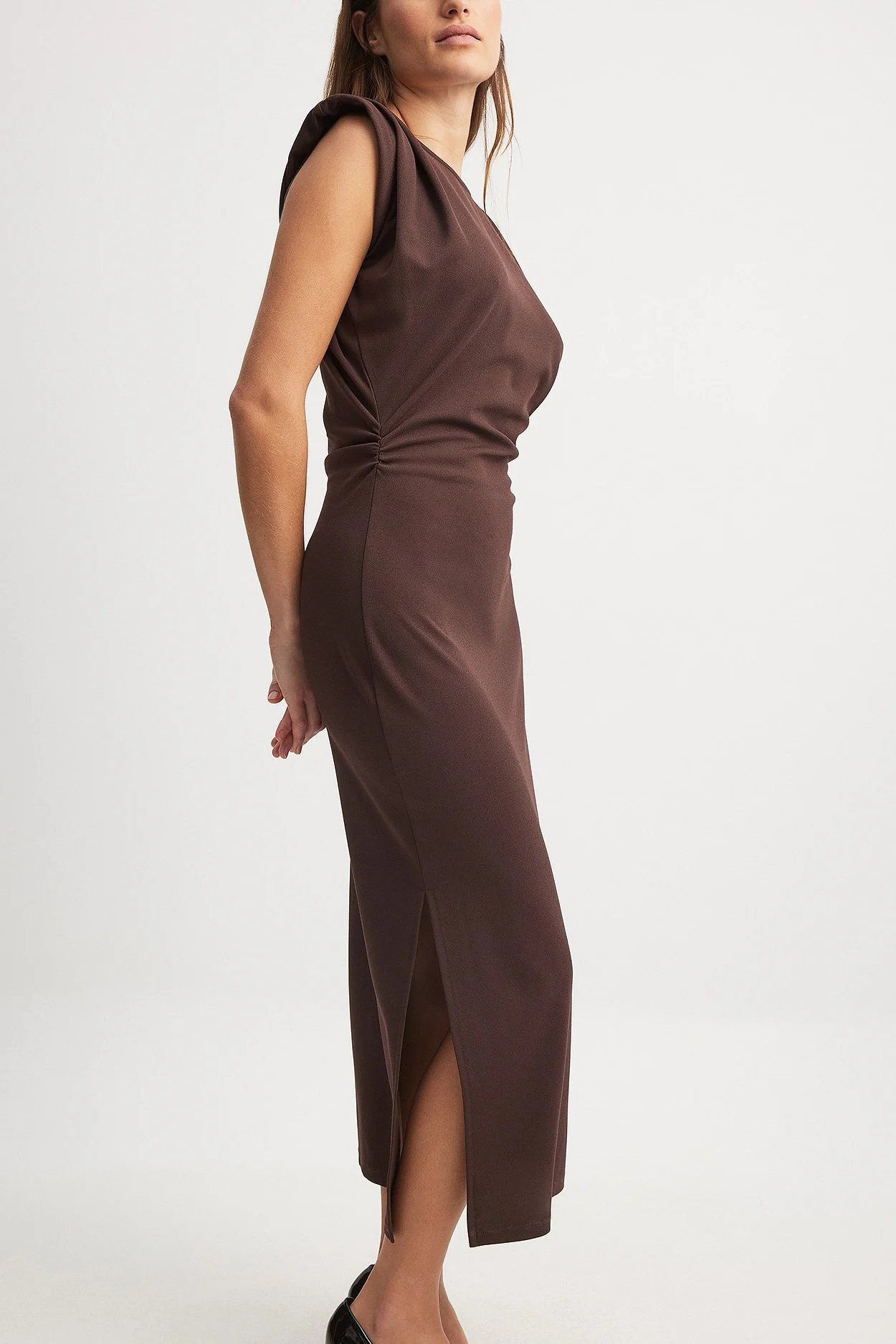 Midikleid mit markanten Schultern