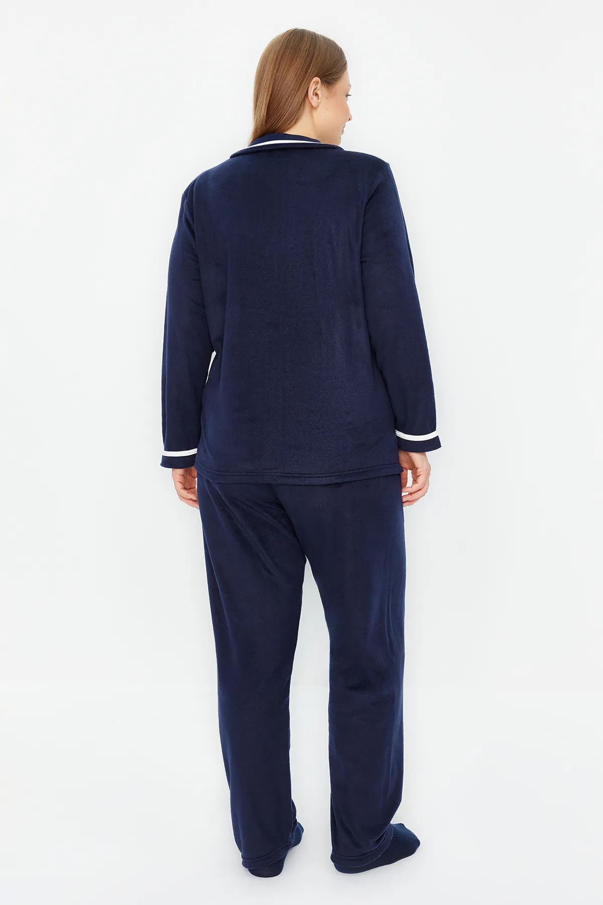 Trendyol Curve  Marineblaues Fleece-Schlafanzug-Set mit gestreiftem Strickmuster TBBAW24AI00041