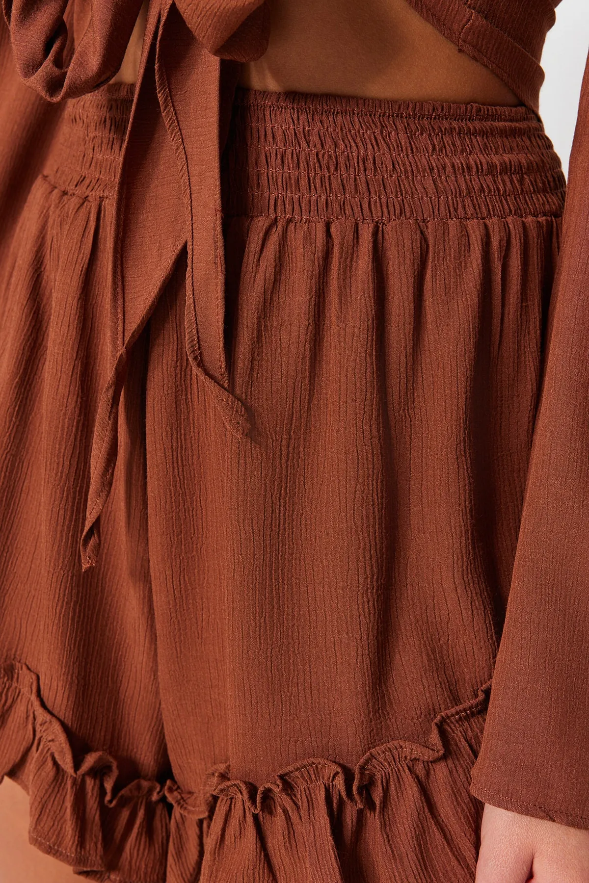 Trendyol Collection  Braunes Set aus gewebter Bluse und Shorts mit Rüschen TBESS23AU00027