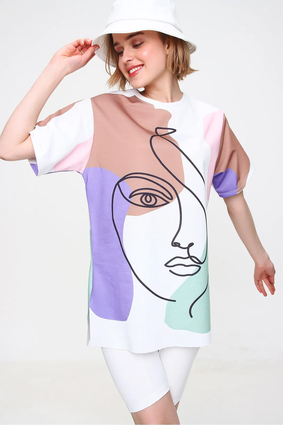 Trend Alaçatı Stili  Damen-Sweatshirt in Pulverform mit Rundhalsausschnitt und Digitaldruck und seitlichem Schlitz MDA-1106