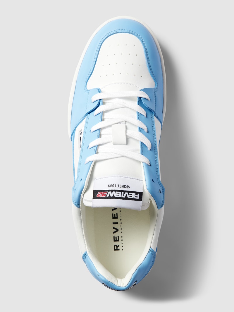 Sneaker mit Label-Details in hellblau
