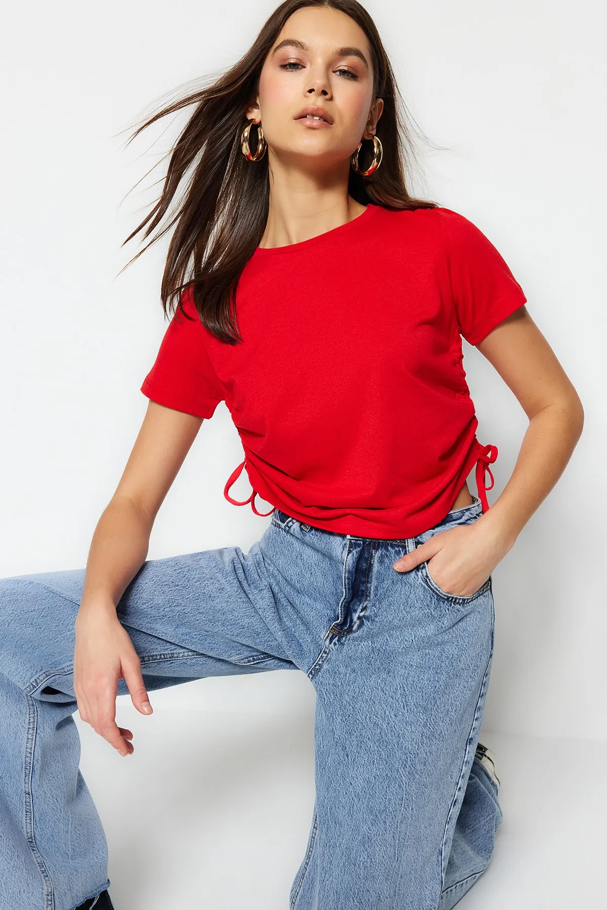 Trendyol Collection  Rotes Basic-Strick-T-Shirt aus 100 % Baumwolle mit Rundhalsausschnitt und Raffdetail TWOSS21TS0131