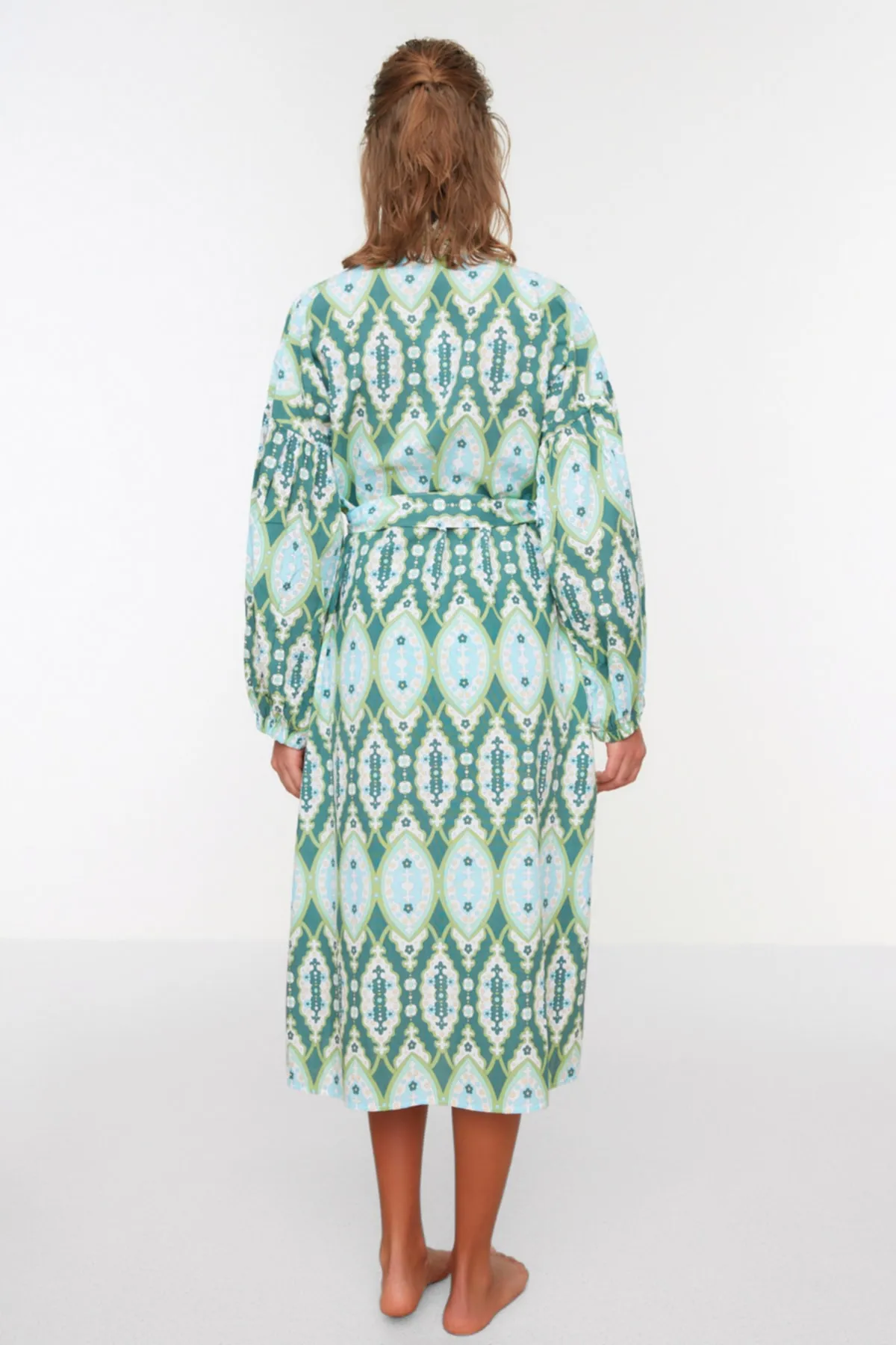 Trendyol Collection  Maxi-Kimono und Kaftan aus 100 % gewebter Baumwolle mit ethnischem Muster, Gürtel und Bandzubehör TBESS22KM0006