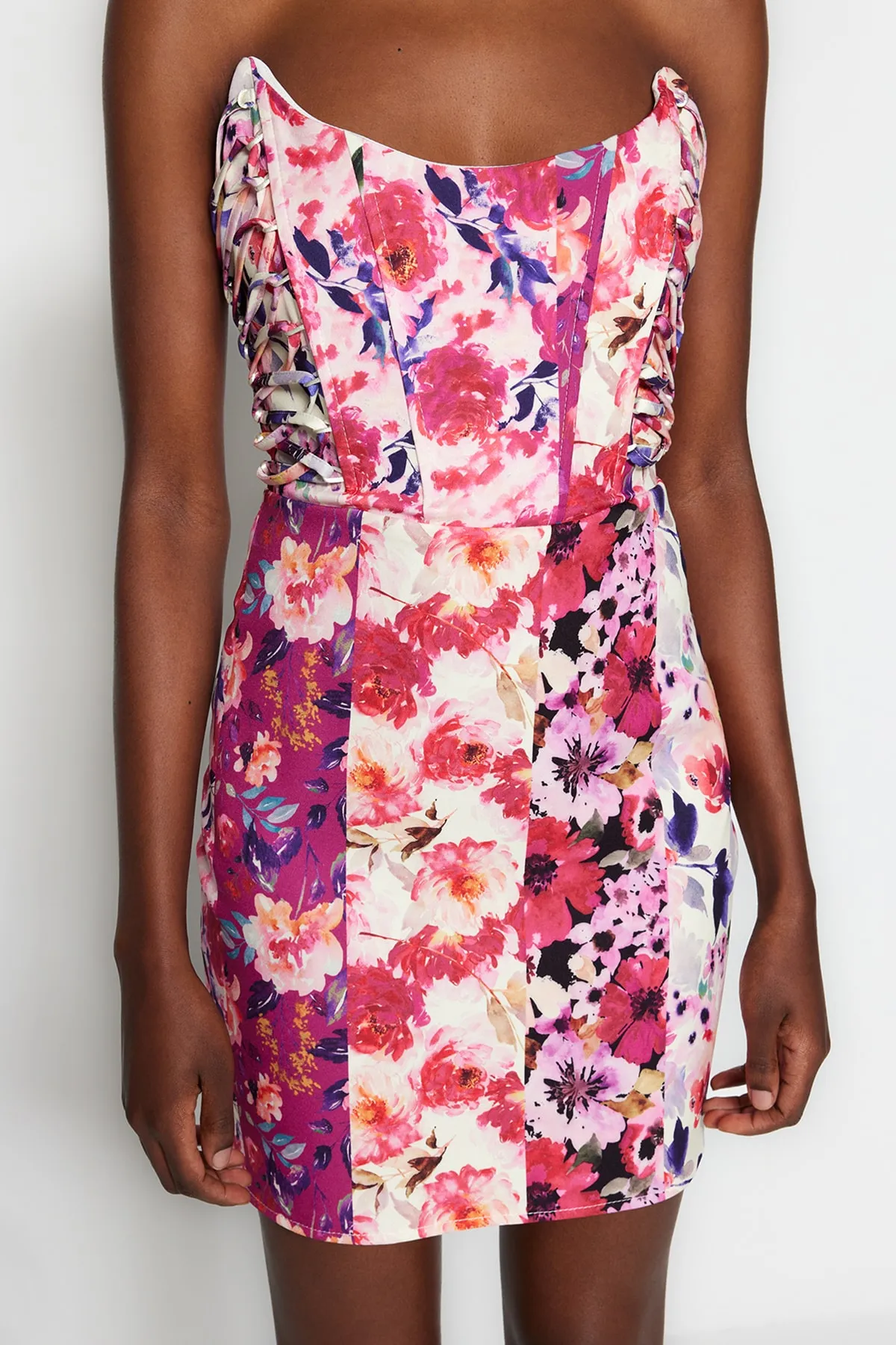 Trendyol Collection  Mehrfarbig gefüttertes, schräges, gewebtes, blumengemustertes, elegantes Abendkleid TPRSS23EL00342