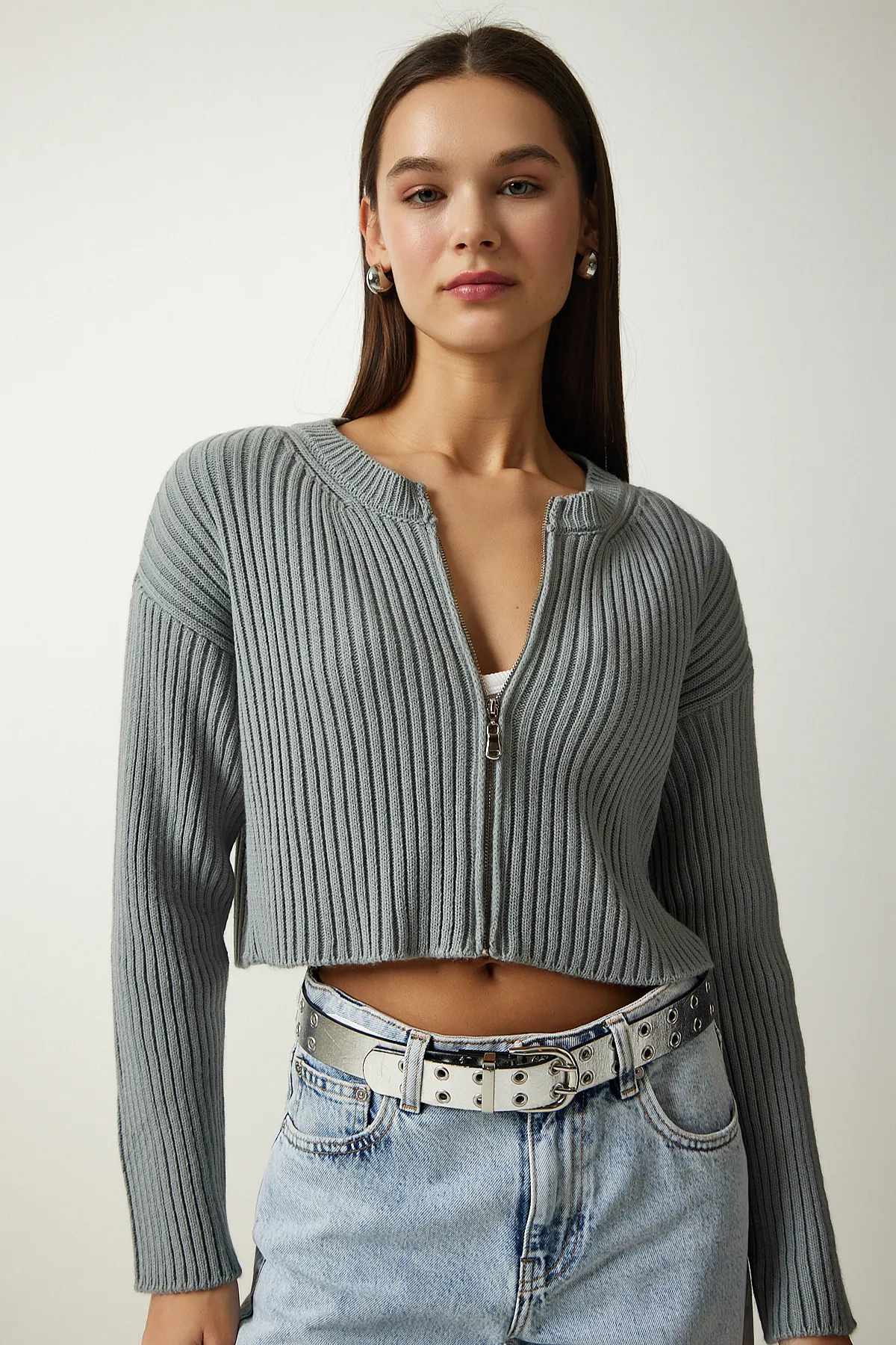Happiness İstanbul  Gerippter Crop-Strick-Cardigan mit Reißverschluss in Stone für Damen PF00053