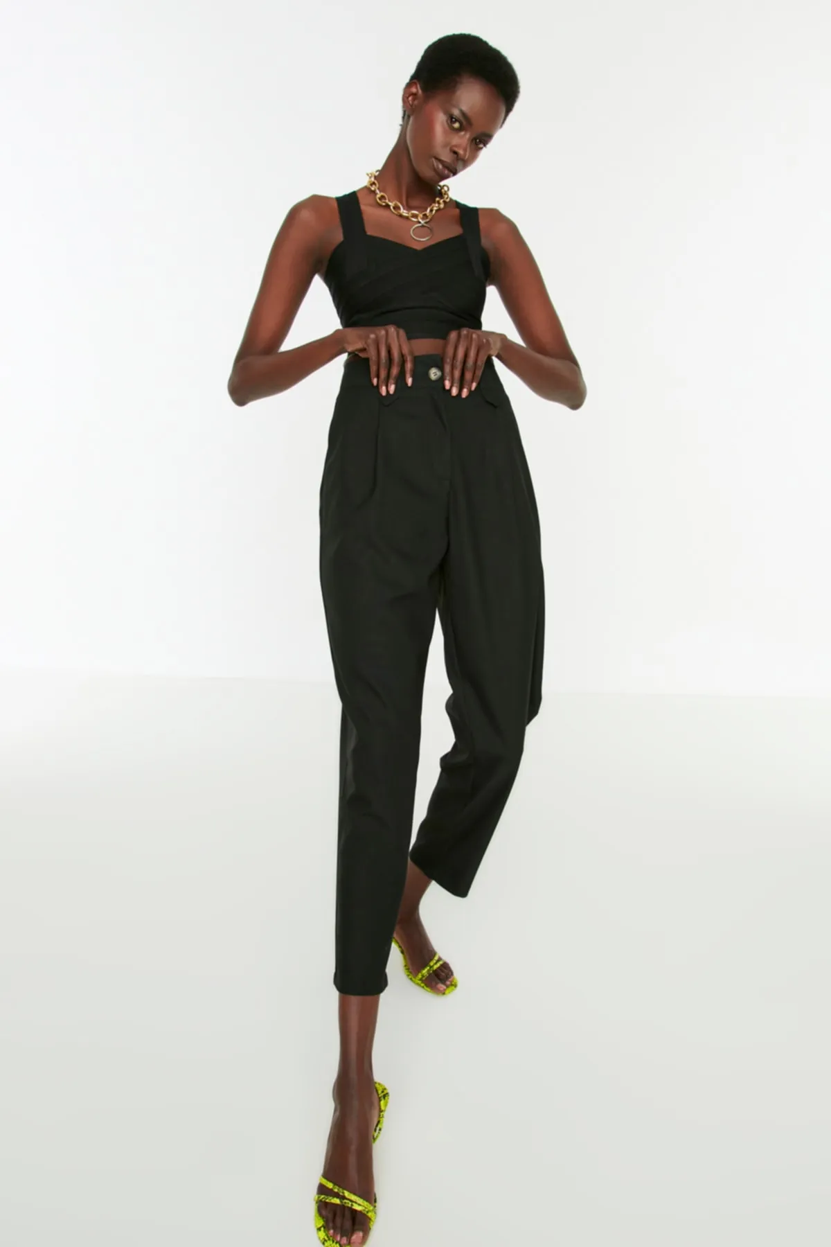 Trendyol Collection  Schwarze Karottenhose aus Polyviscon-Gewebe mit hoher Taille TWOSS22PL0280