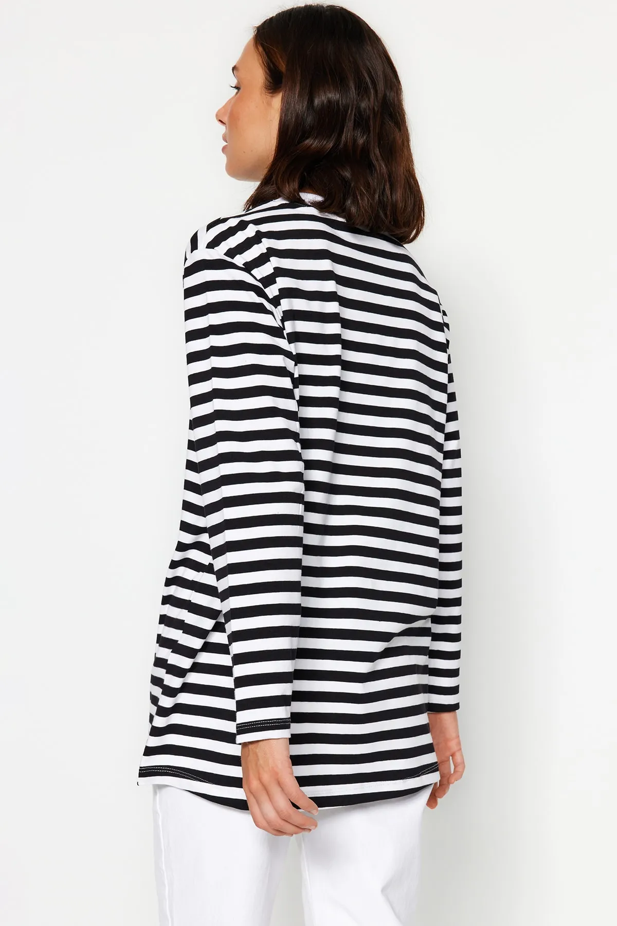 Trendyol Modest  Schwarze gestreifte Basic-Stricktunika TCTAW24UK00015