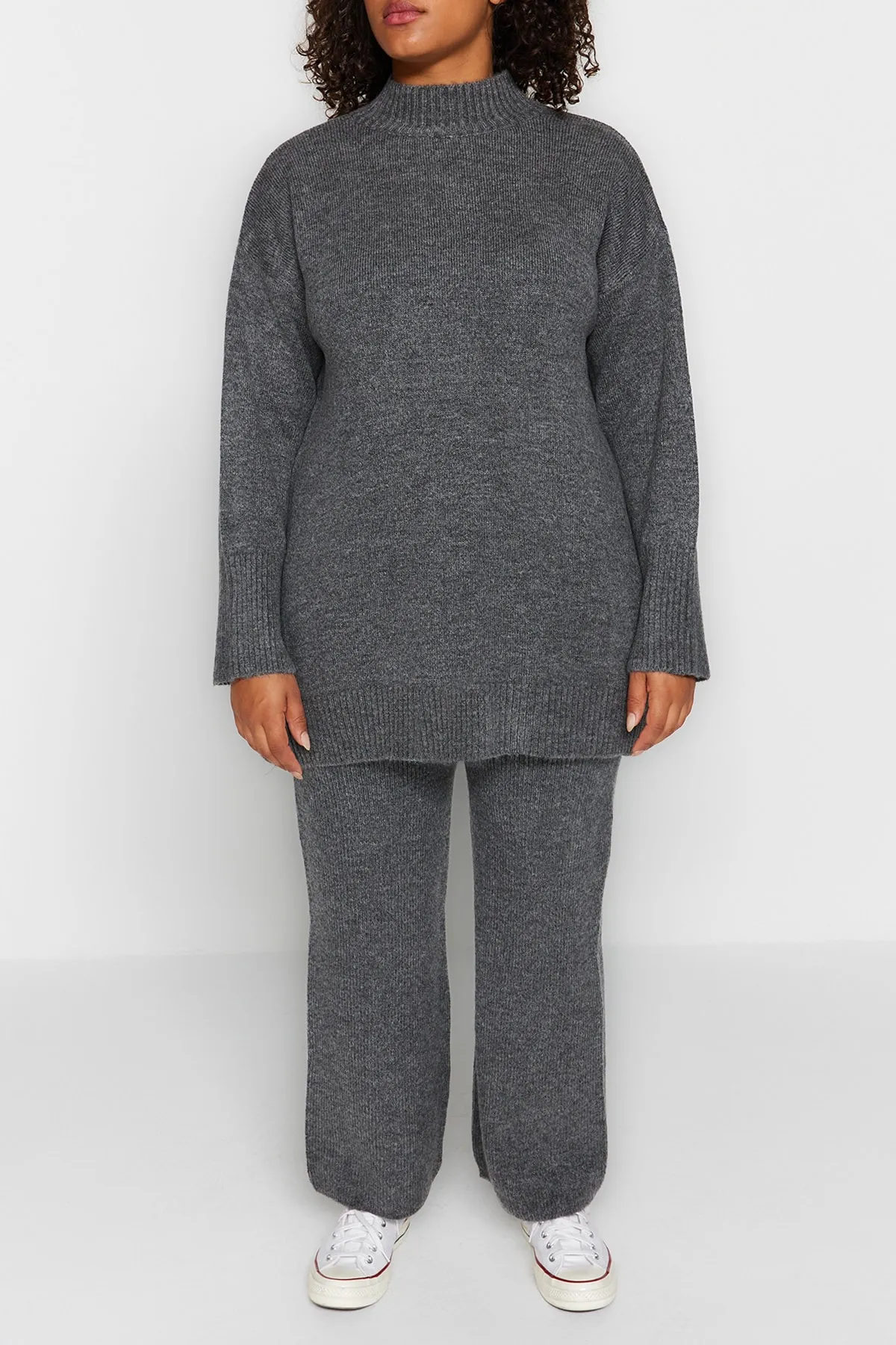 Trendyol Curve  Anthrazitfarbenes Strickoberteil- und -unterteil-Set mit Schlitzdetail TBBAW24CP00005
