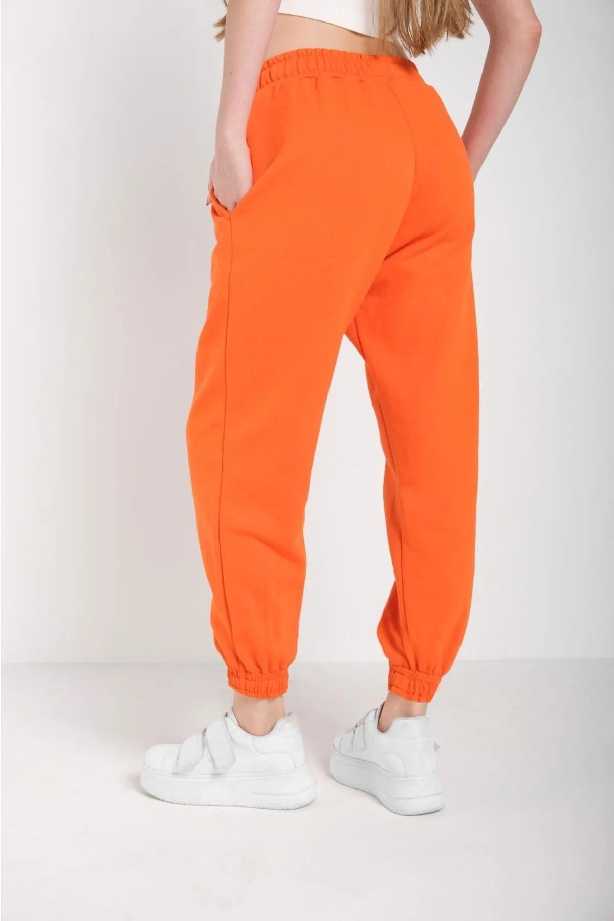 MODAGEN  Orangefarbene, einfarbige, übergroße Jogginghose mit elastischem Bund für Damen