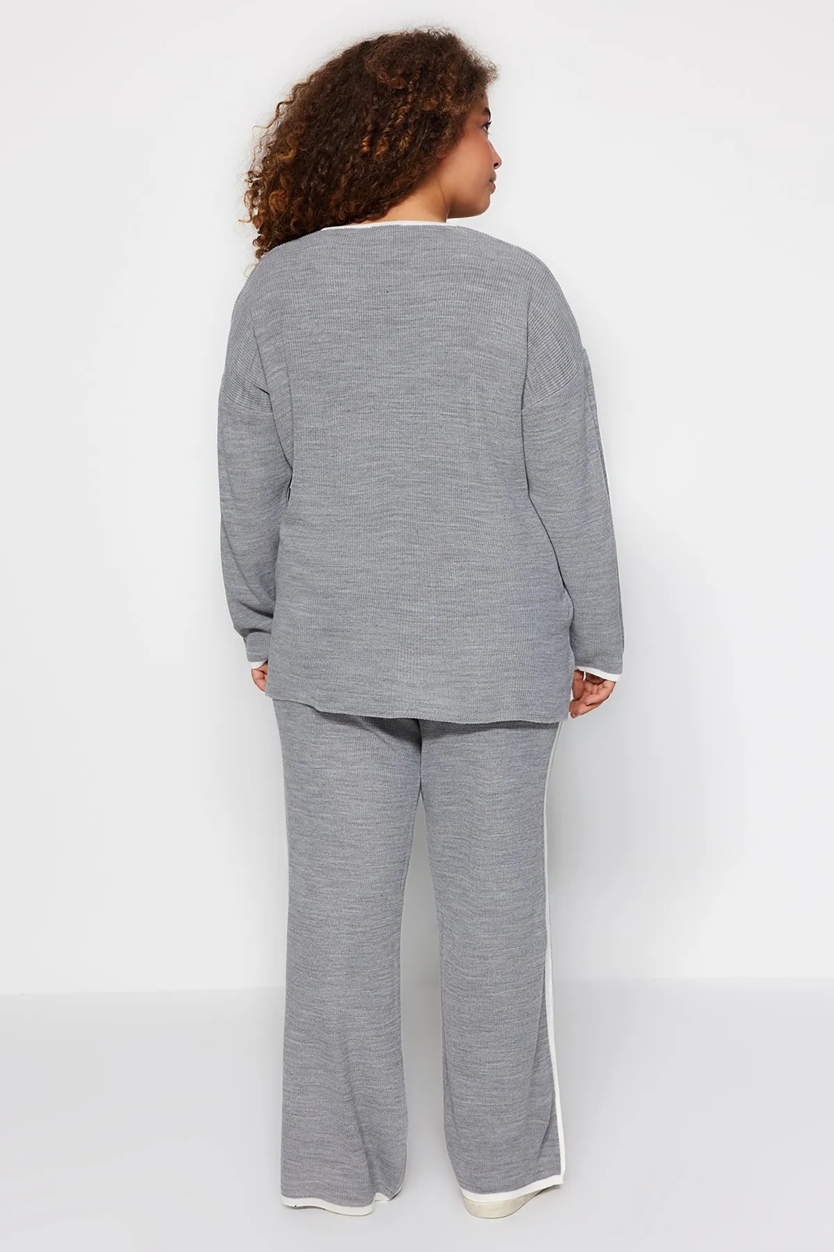 Trendyol Curve  Grau meliertes Strickoberteil und -unterteil mit V-Ausschnitt TBBAW24CP00011