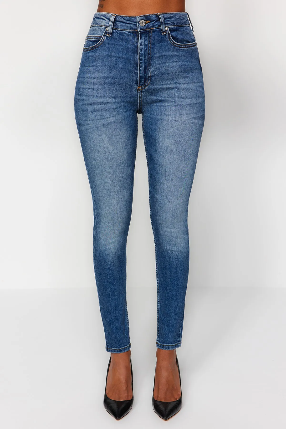 Trendyol Collection  Blaue Röhrenjeans mit normaler Taille TWOAW24JE00067
