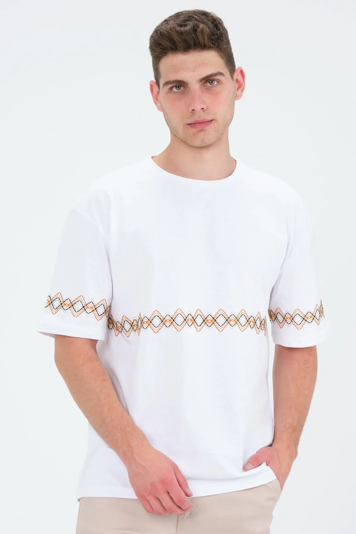 Domoda  Weißes, kurzärmliges, besticktes Basic-T-Shirt aus Baumwolle mit Rundhalsausschnitt in weißer Oversize-Passform