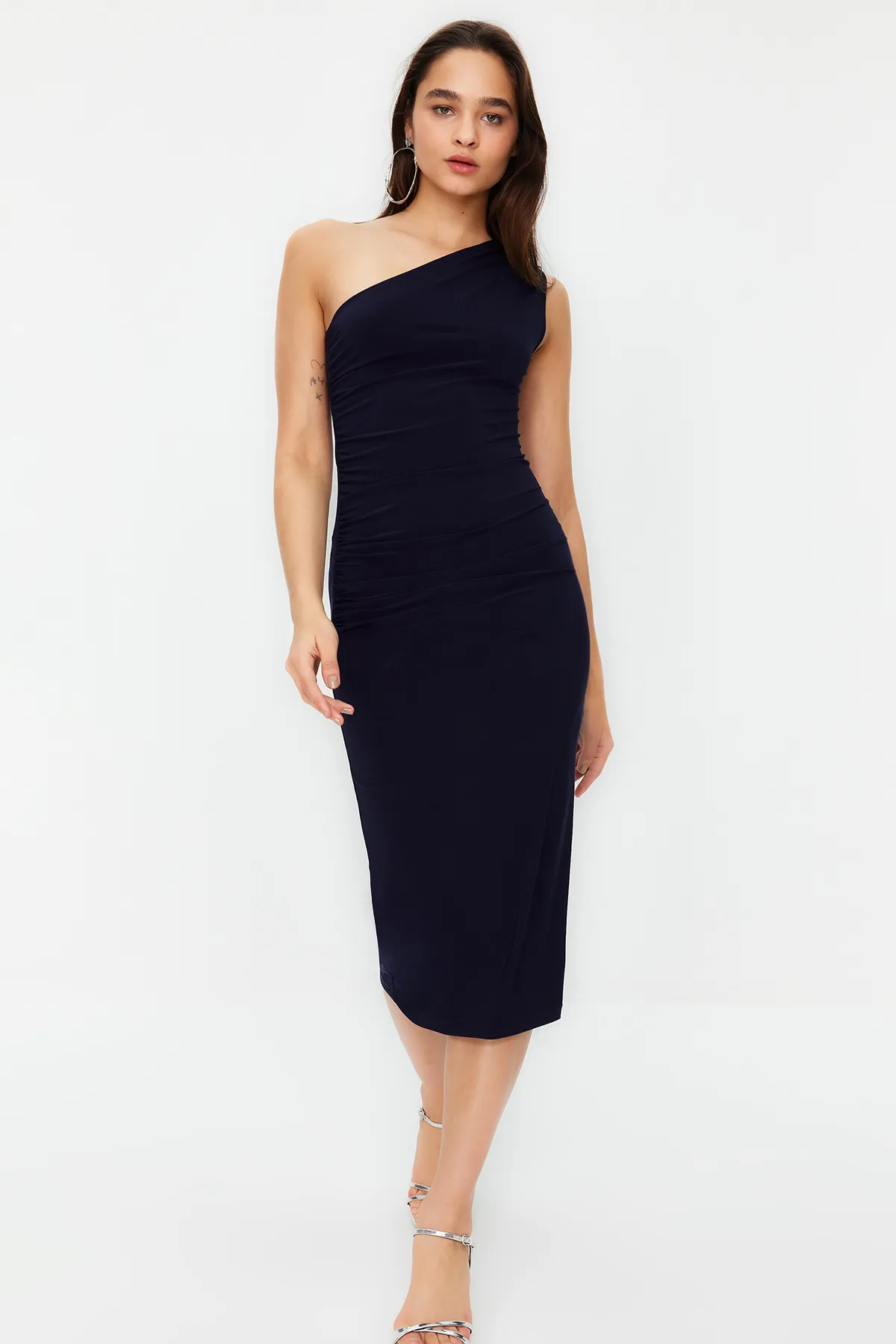 Trendyol Collection  Marineblaues, einschultriges, drapiertes, tailliertes Maxi-Bleistiftkleid aus dehnbarem Strick in Midilänge TWOSS24EL00100