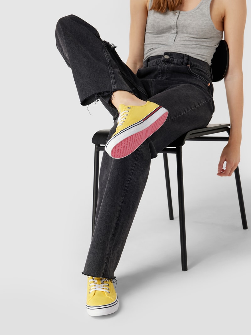 Sneaker mit Logo-Detail in hellgelb