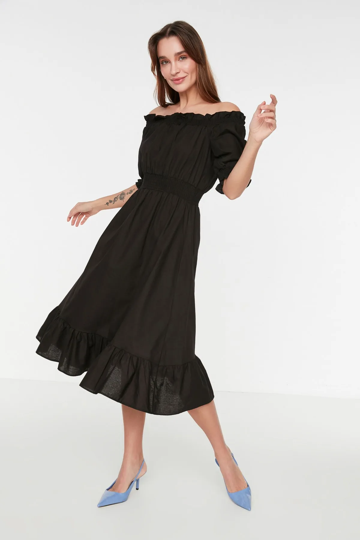 Trendyol Collection  Schwarzes, tailliertes Midi-Kleid in Gimped-Weboptik in Leinenoptik TWOSS21EL1967