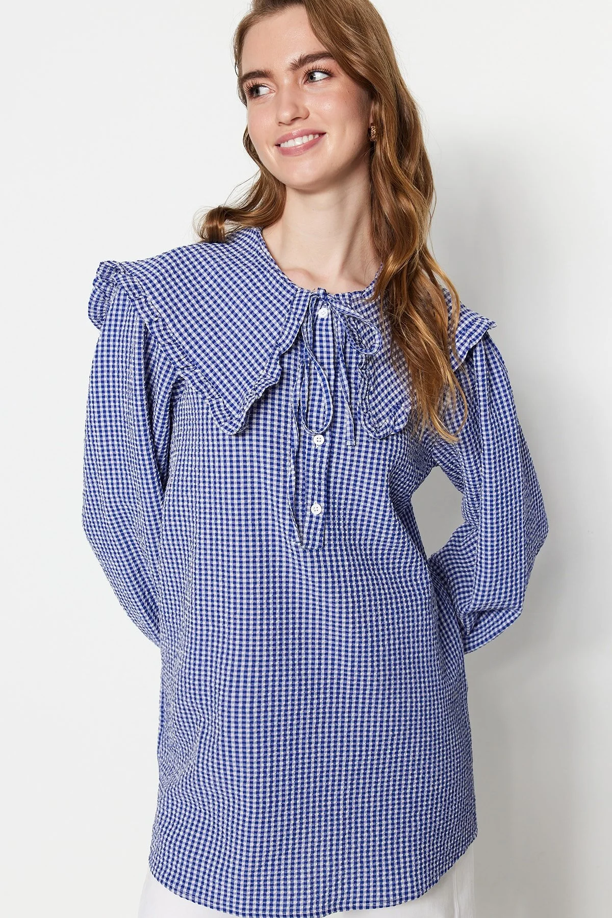 Trendyol Modest  Blaue, gewebte Tunika mit Gingham-Muster und Babykragen TCTSS23UK00065