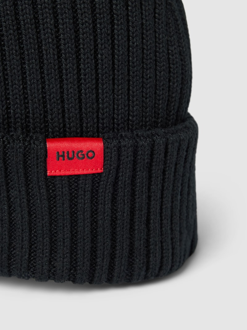 Beanie mit Label-Detail Modell 'Xishon' in schwarz