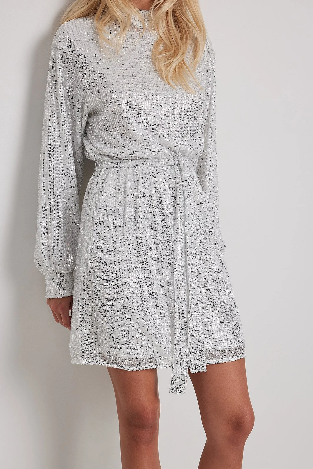 Fließendes Paillettenkleid mit Gürtel
