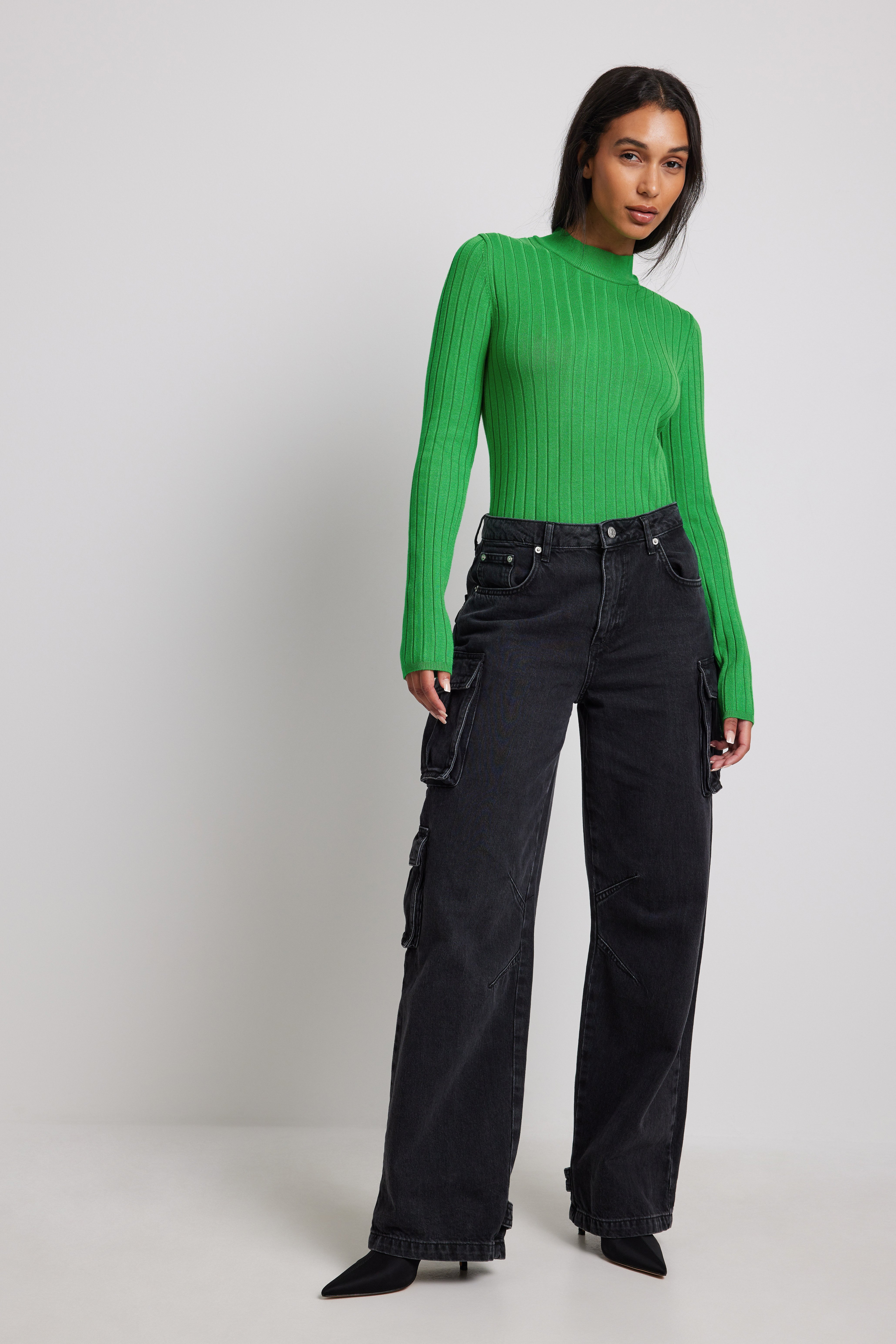 Gerippter Strickpullover mit hohem Ausschnitt
