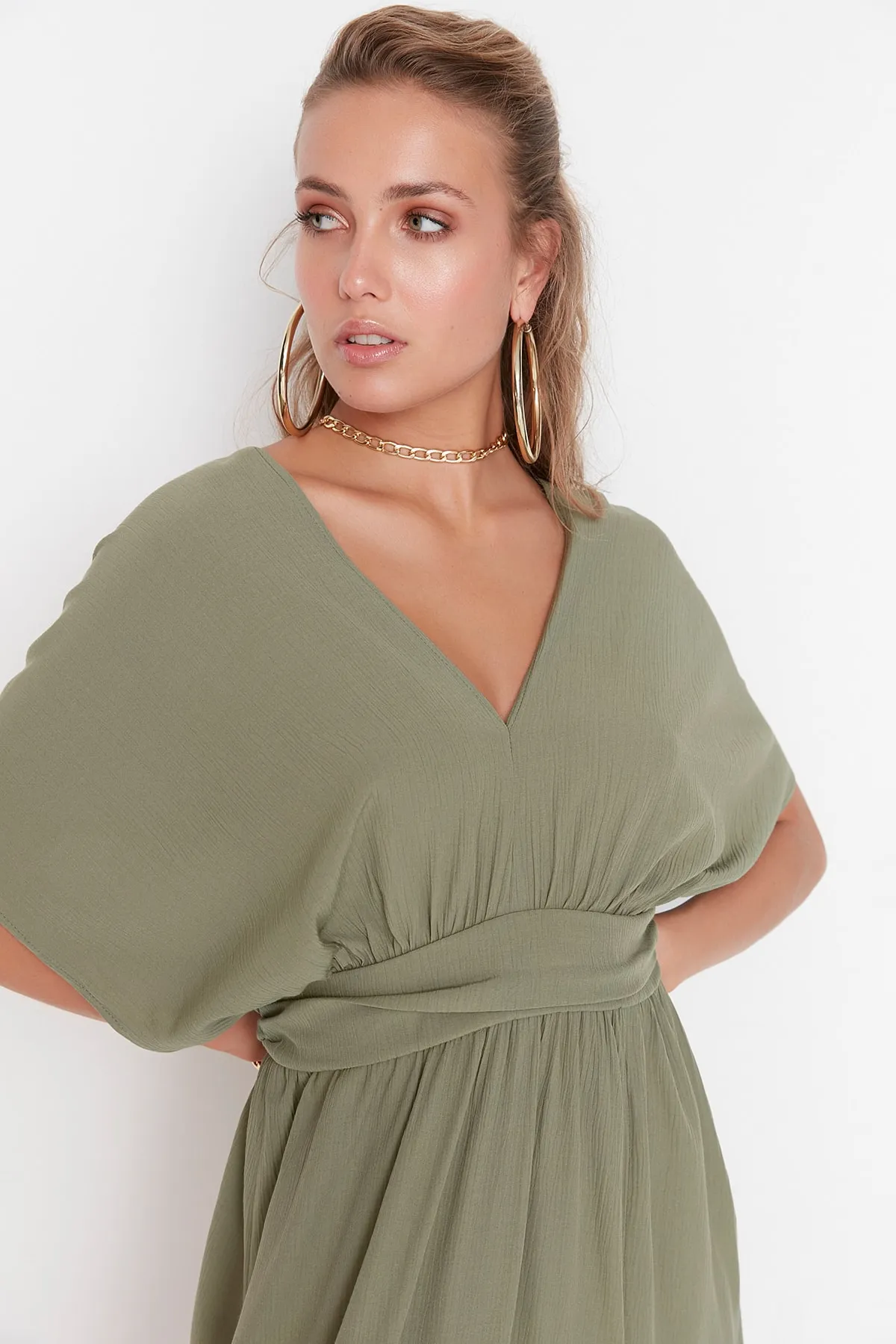 Trendyol Collection  Khakifarbenes Maxi-Strandkleid mit gewebten Accessoires TBESS21EL1051