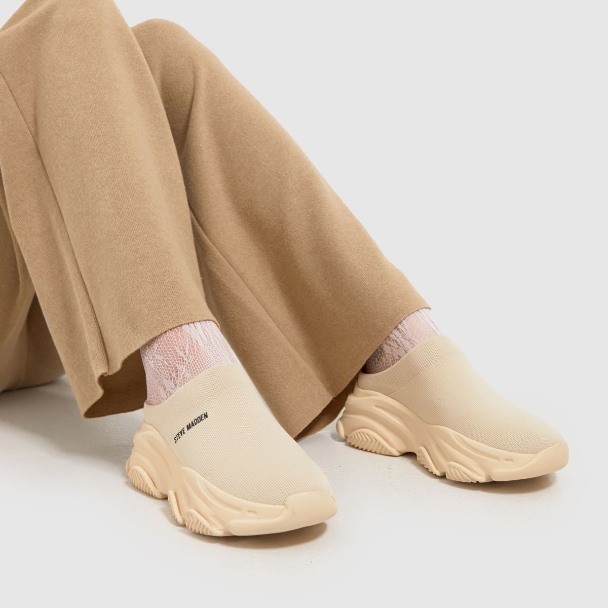 Sandály Steve Madden s logickým zvratem v krémově multi barvě
