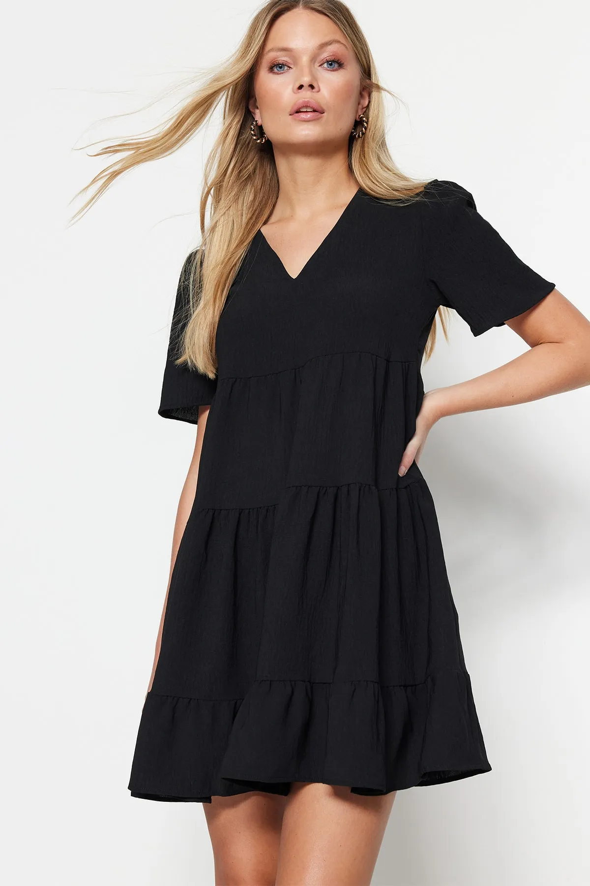 Trendyol Collection  Schwarzes, weit geschnittenes Mini-Webkleid TWOSS20EL0400