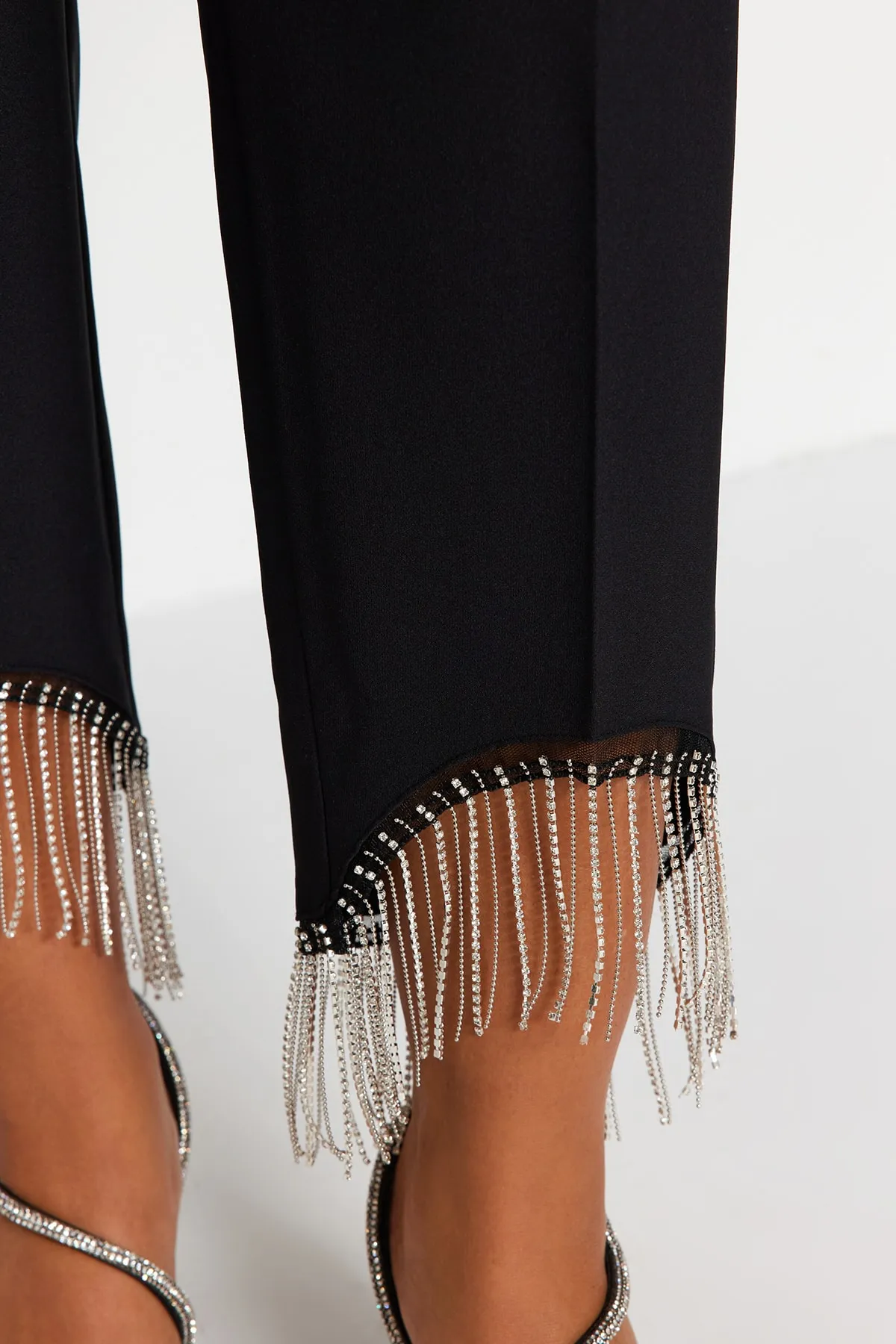 Trendyol Curve  Schwarze gewebte Hose mit Steindetail am Bein TBBSS23AR00041