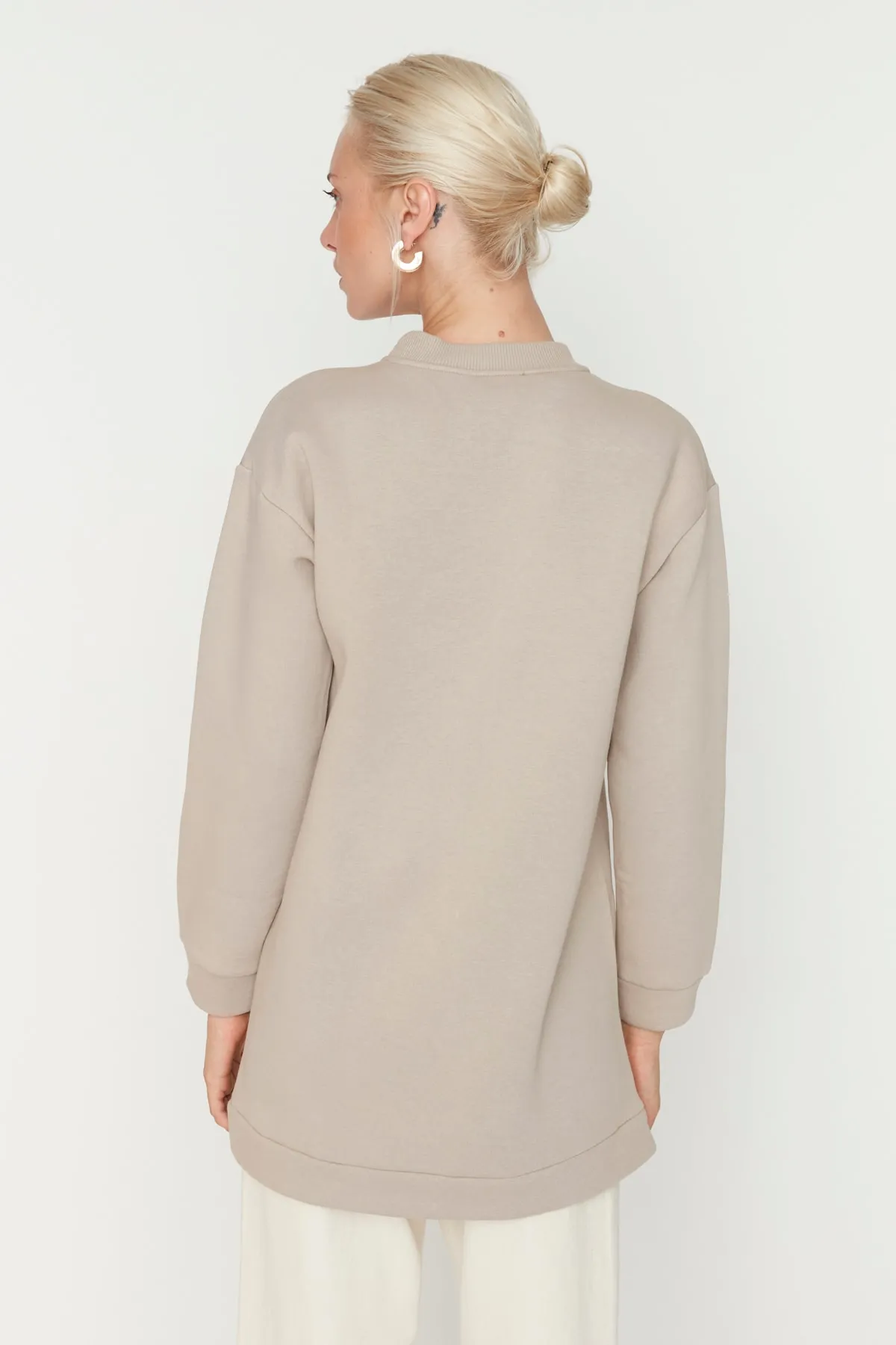Trendyol Modest  Leichtes, nerzfarbenes, detailliertes Basic-Strick-Sweatshirt mit Schlitz TCTAW23TW00011