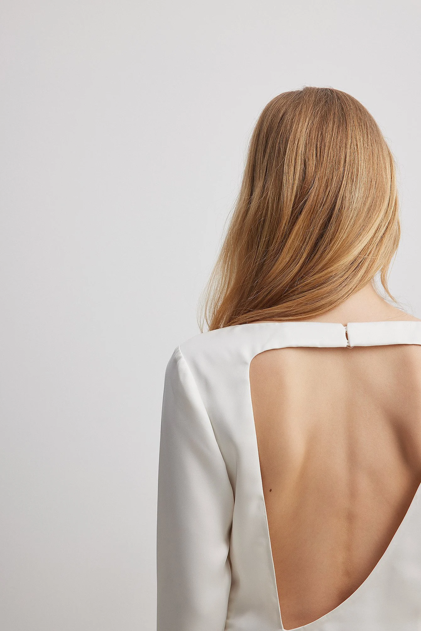 Asymmetrische Bluse mit offenem Rücken